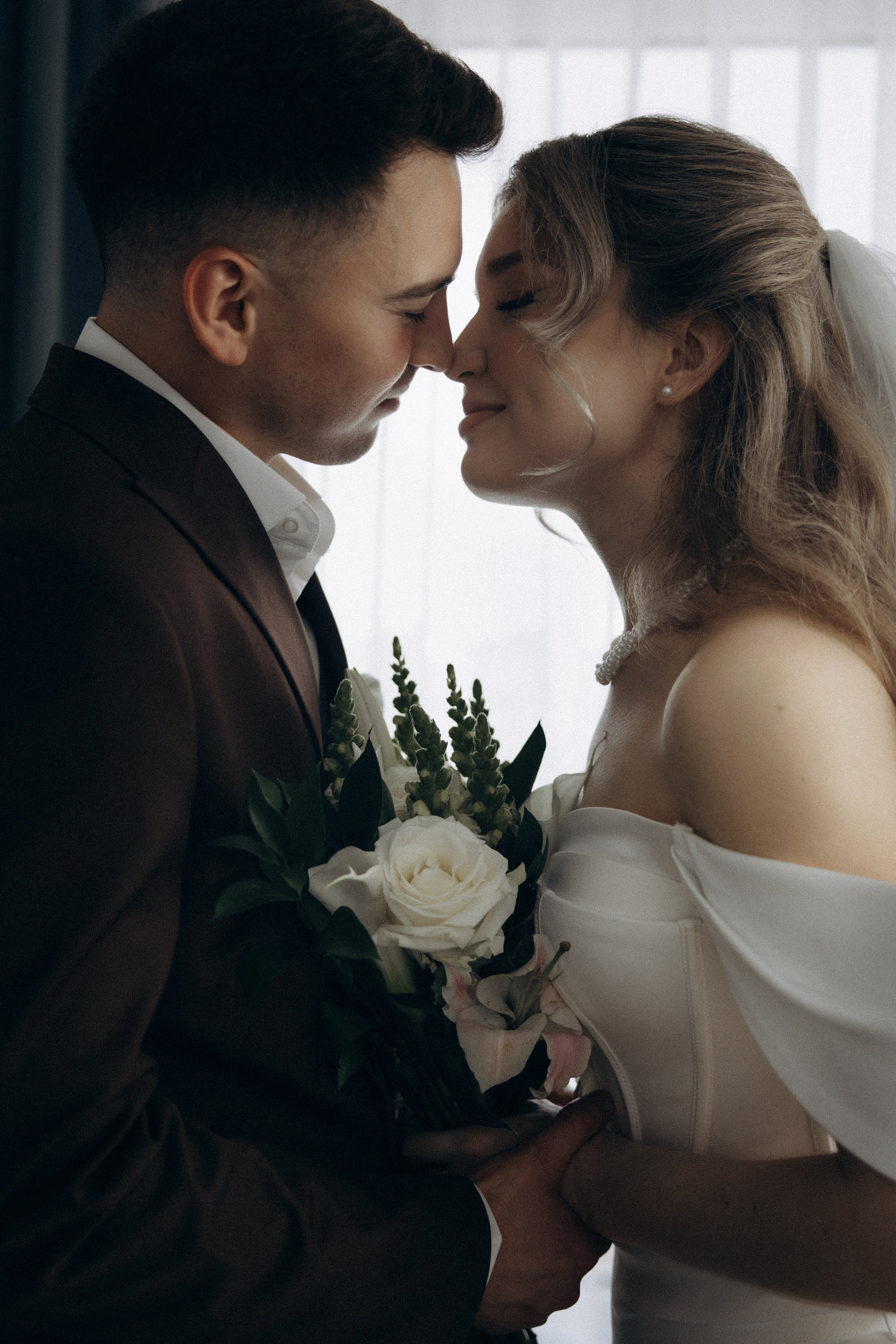 Свадебная фотосессия в стильном лифте элитного дома Москвы