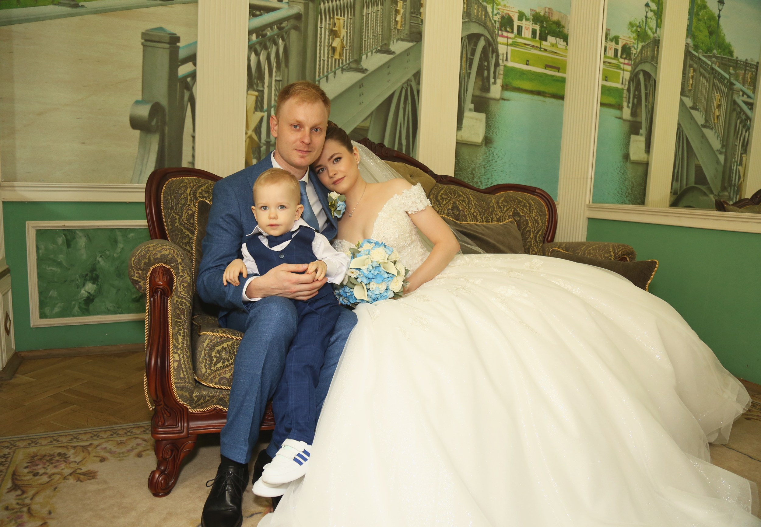 В ЗАГСе Грибоедовском свадебная фотосессия в Москве прошла для Александра и Евгении. Фотосессия в студии в Москве от профессионального фотографа услуги по доступным ценам