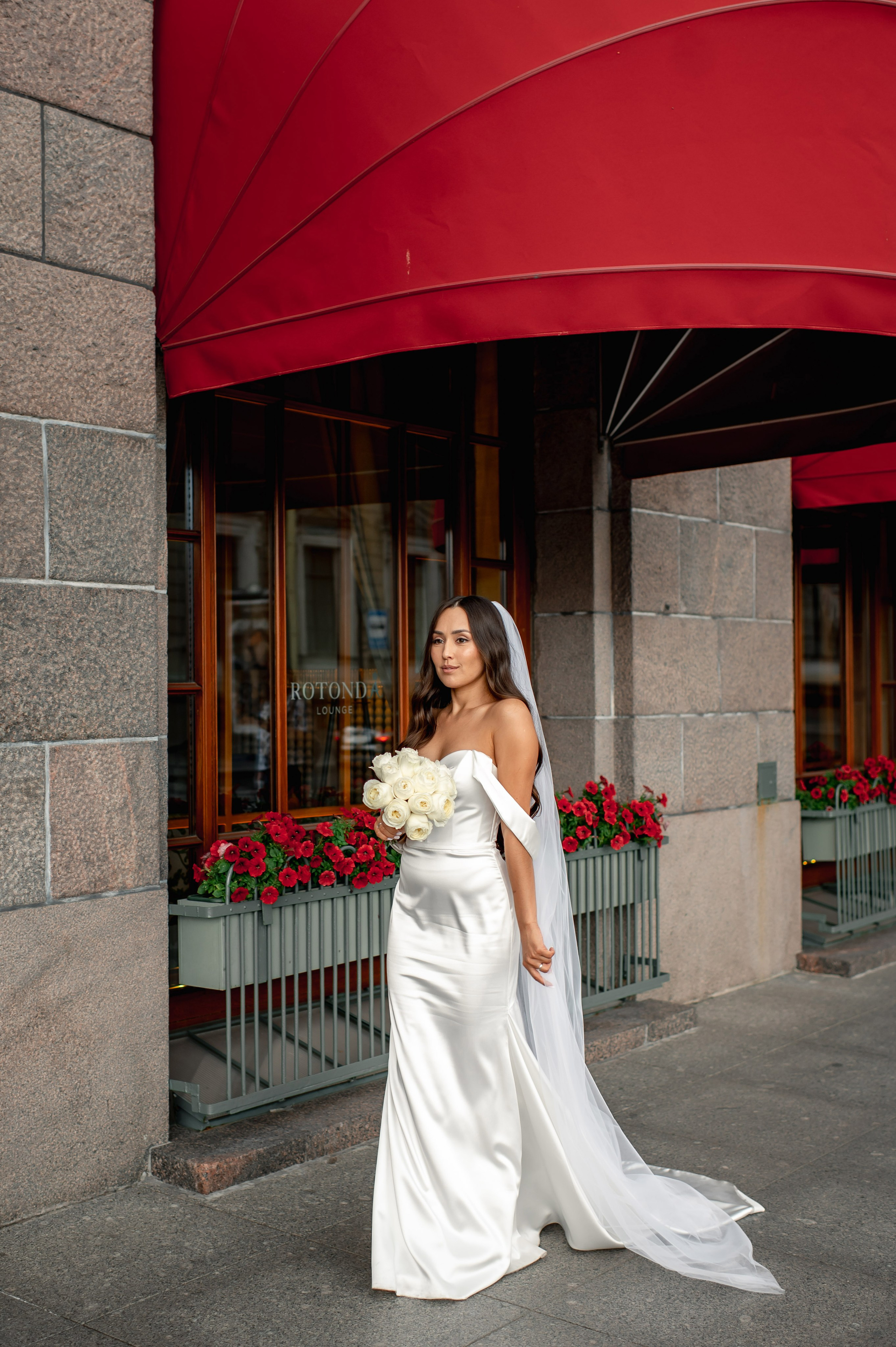 Классическая свадебная фотосессия Аины и Антона по самым красивым местам для свадебной прогулки в Санкт-Петербурге. Портретный, семейный и свадебный фотограф в Санкт-Петербурге и в Пушкине Ширяев Денис