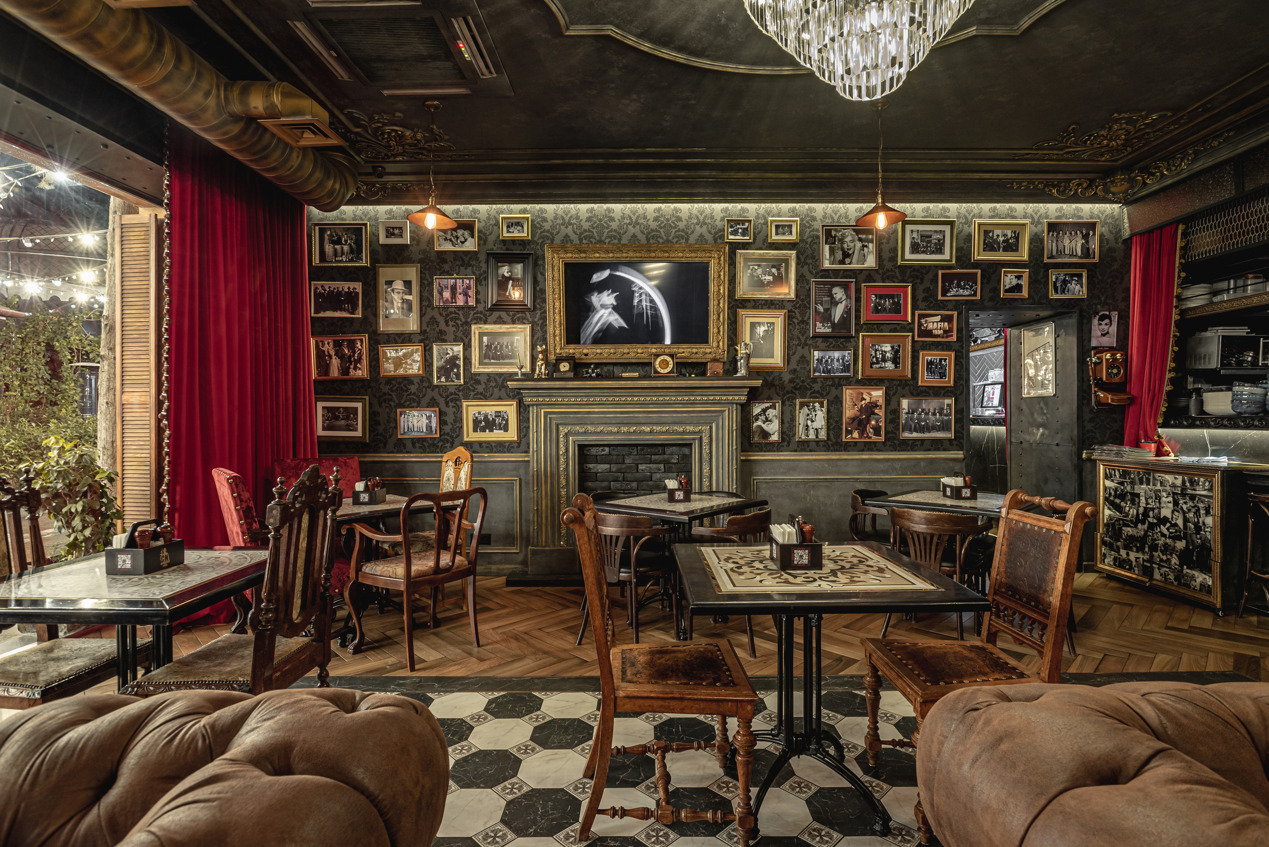 Фотосессия интерьера ресторана Cosa Nostra в Ялте. Фотограф интерьеров Фотосъемка рекламы в Ялте и по Крыму