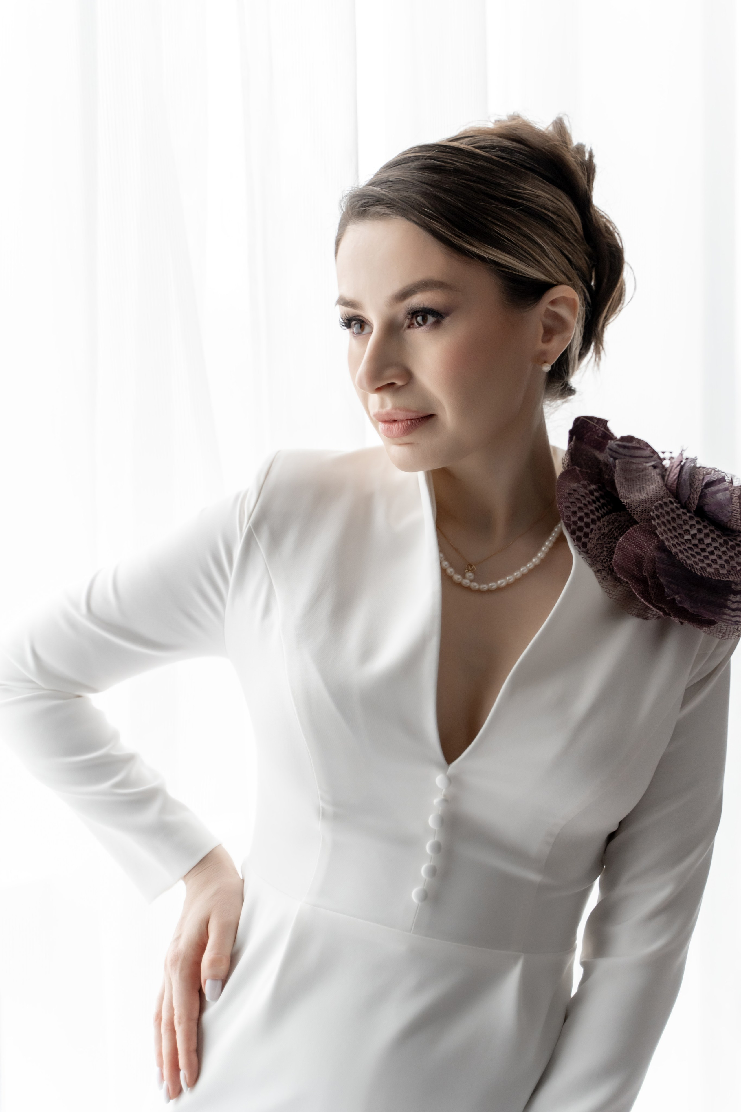 Свадебный фотограф в Москве. Свадебный фотограф Видное, Бутово, Домодедово, Щербинка, Царицыно. Свадебная фотосессия и сборы невесты в отеле Soluxe. Регистрация брака во дворце бракосочетания ВДНХ. Свадьба на ВДНХ. Свадебная фотосессия с ретро автомобилем Чайка. 