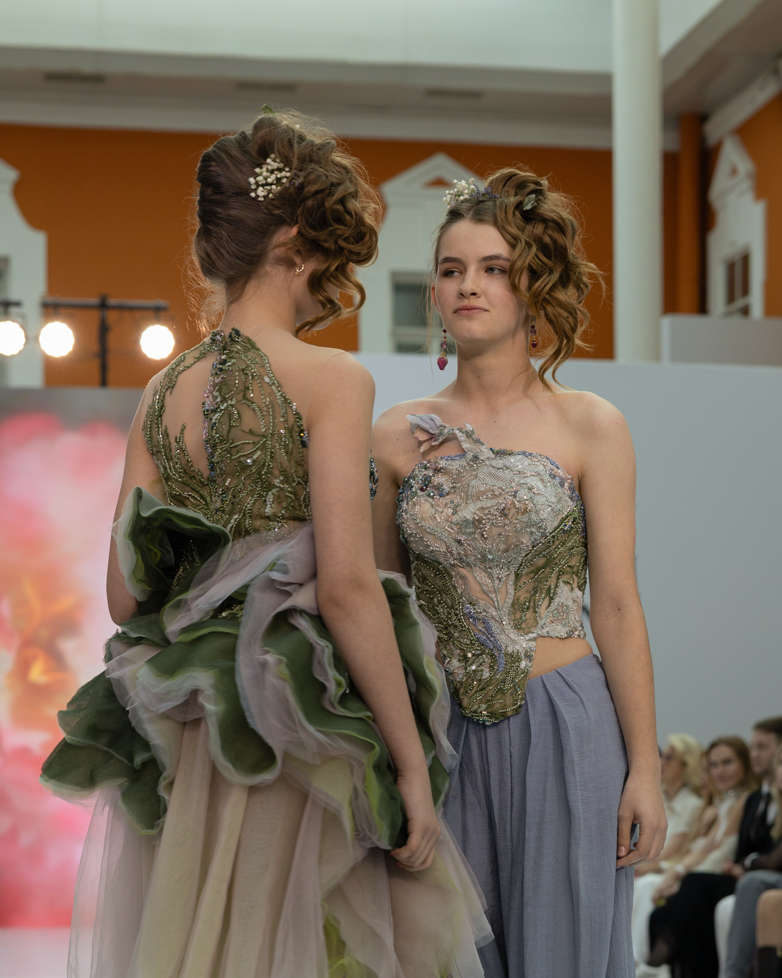 <img src="image.jpg" alt="репортаж с модного показа в Санкт-Петербурге">