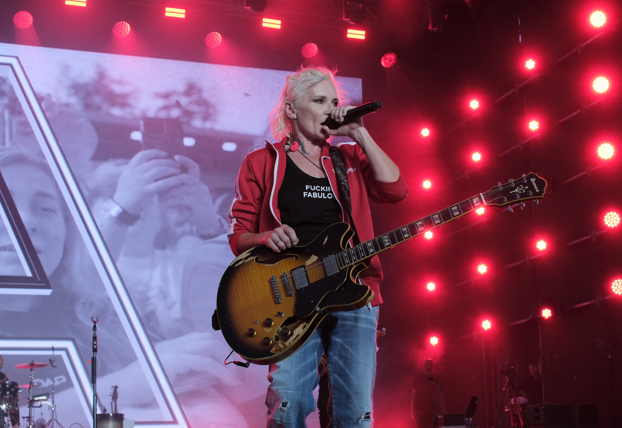 Диана Арбенина (группа «Ночные снайперы») — Москва, МТС Live Лето 2024. RedGeek - блогер и стручњак за образовање и ИТ Кирил Ситнов