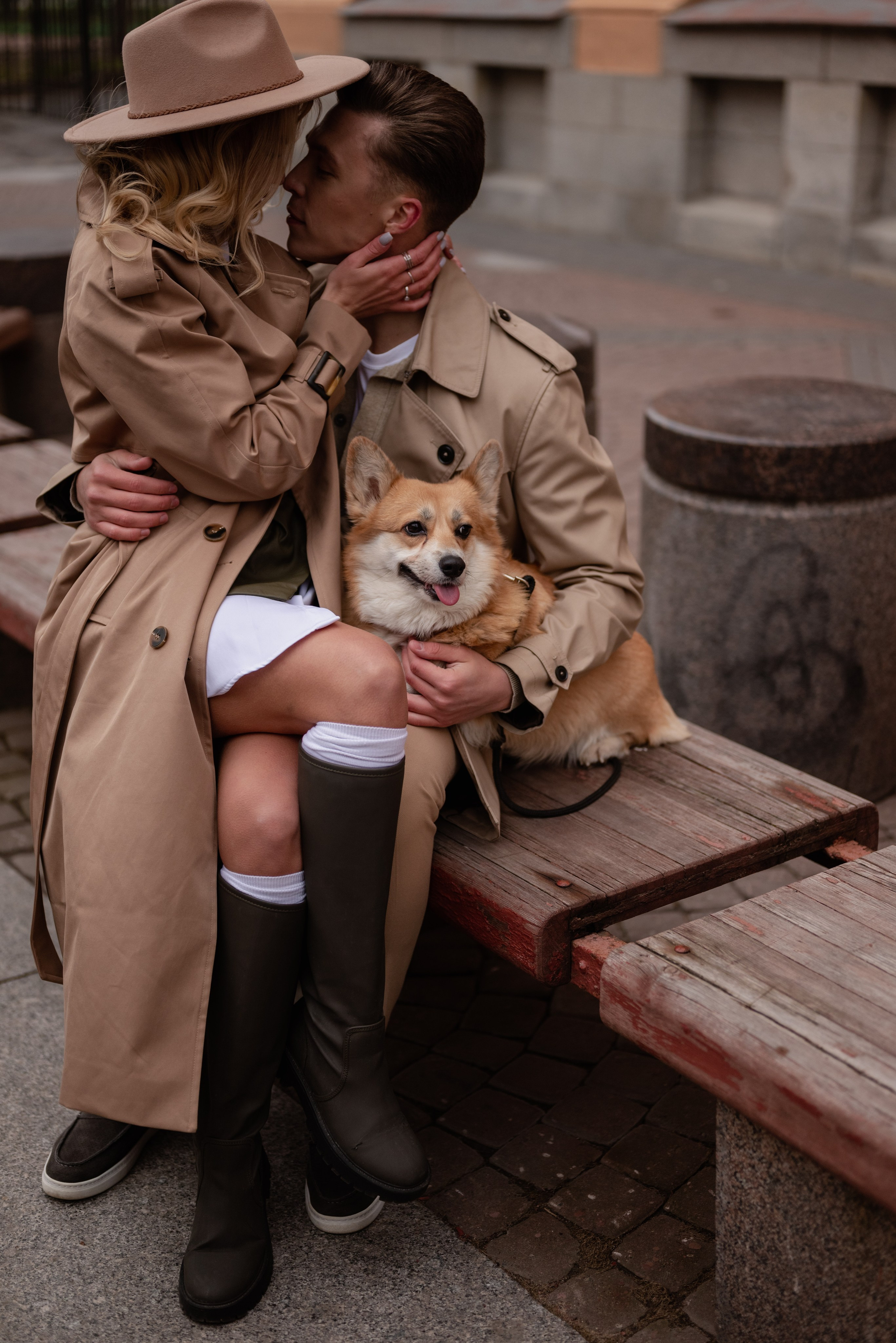 Лав стори с собакой, фотосессия Москва, фотосессия Питер, лав стори СПБ, лав стори Москва, фотосессия с корги в плащах, трендовые съемки в тренчах, лав стори в тренчах 