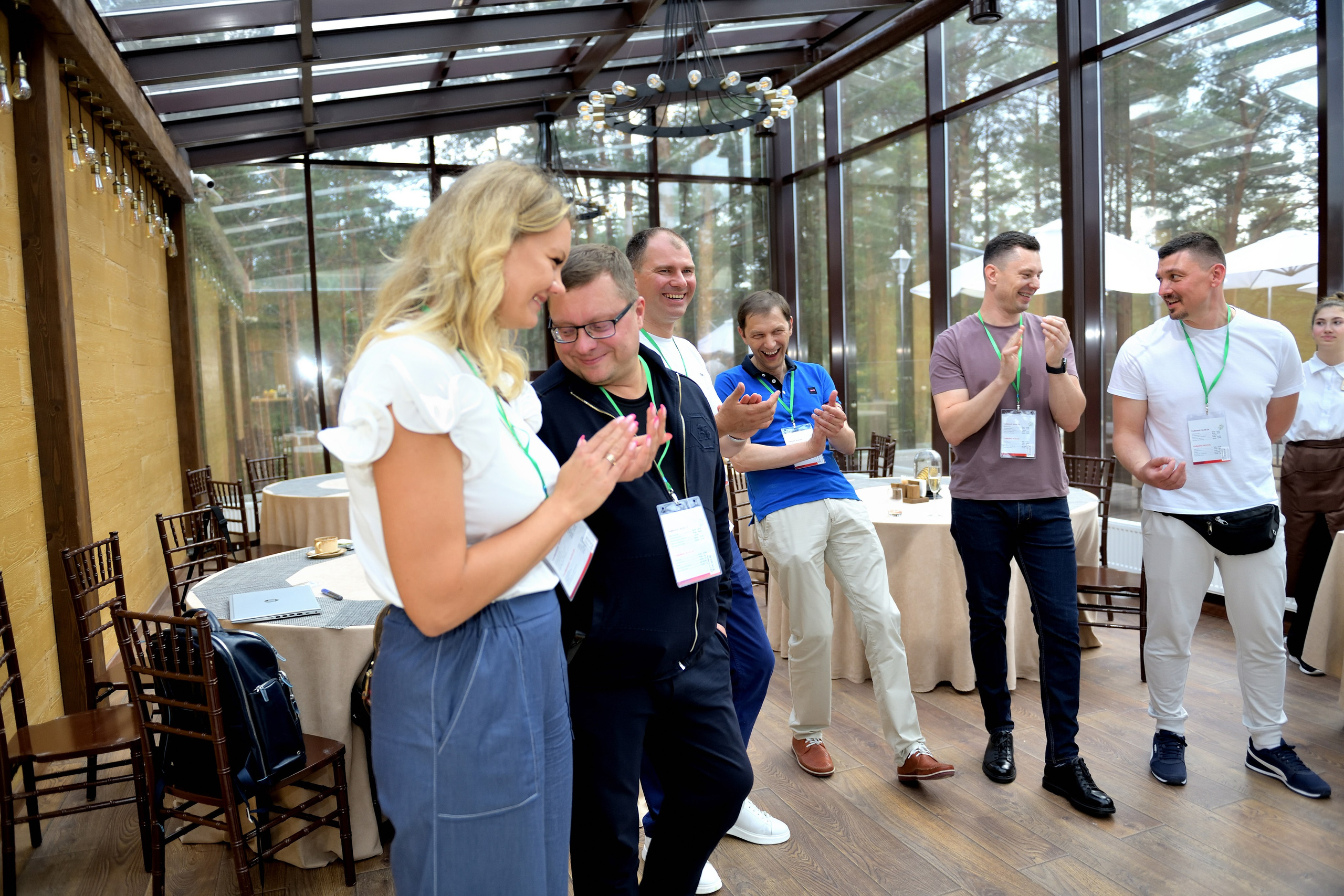 "Корпоративные клиенты обсуждают идеи на встрече".