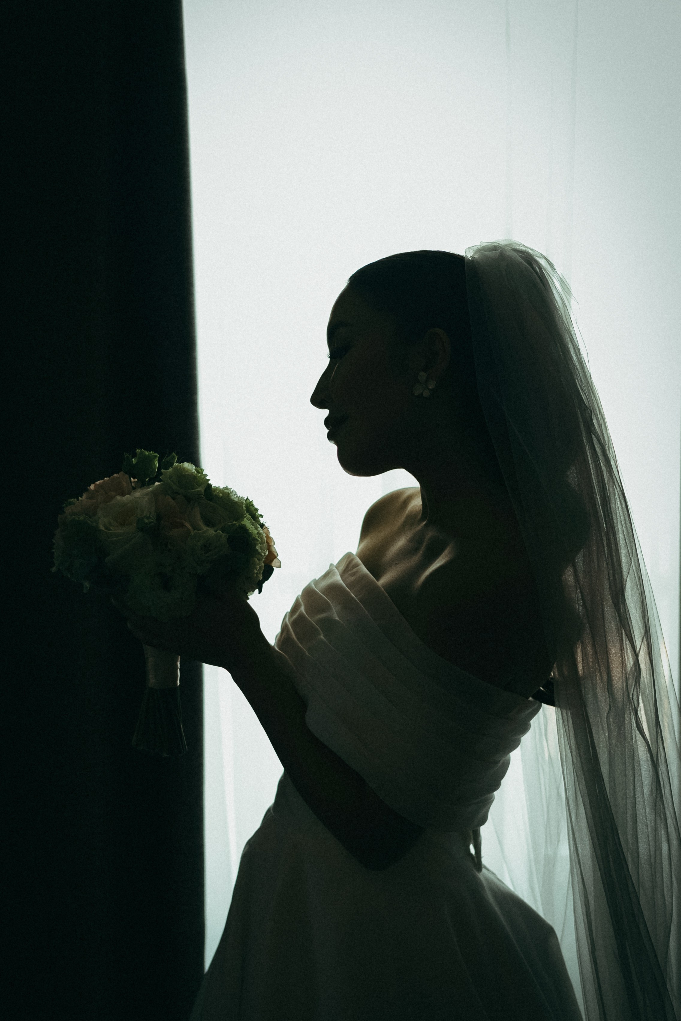 Задумчивая невеста перед свадьбой в городе Караганды 