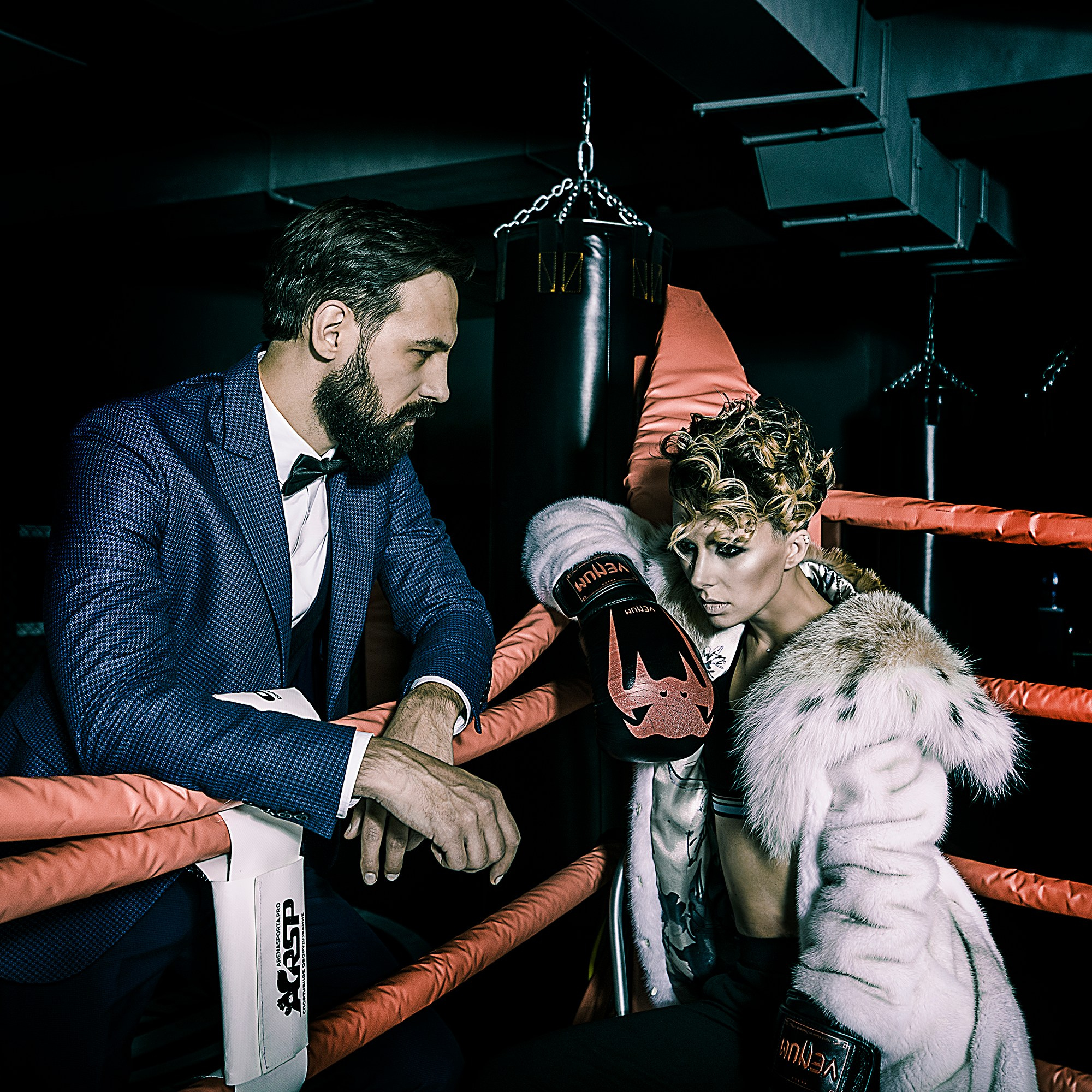 Шикарная молодая пара на боксёрском ринге