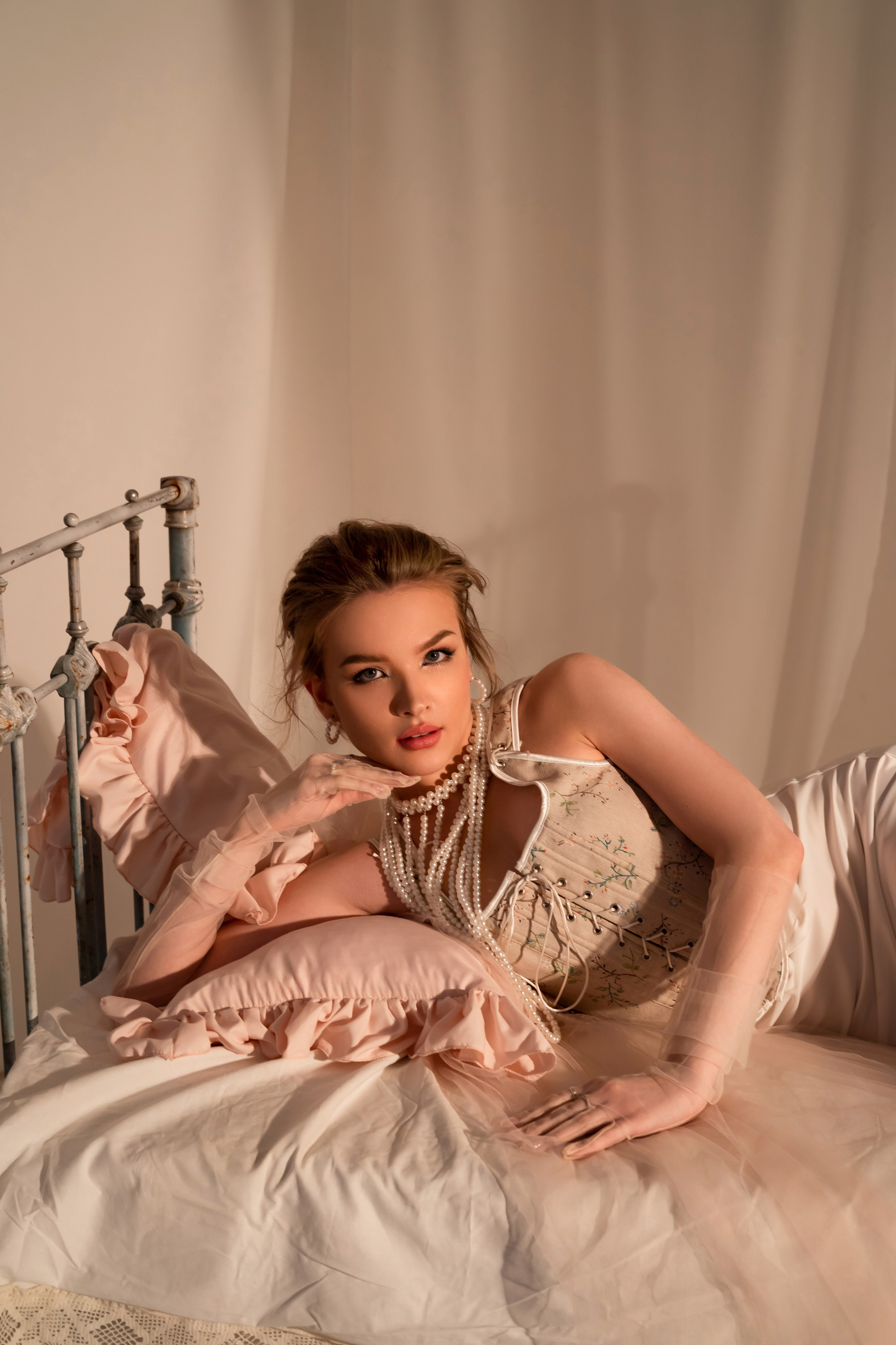 девушка на кровати фото в студии томск