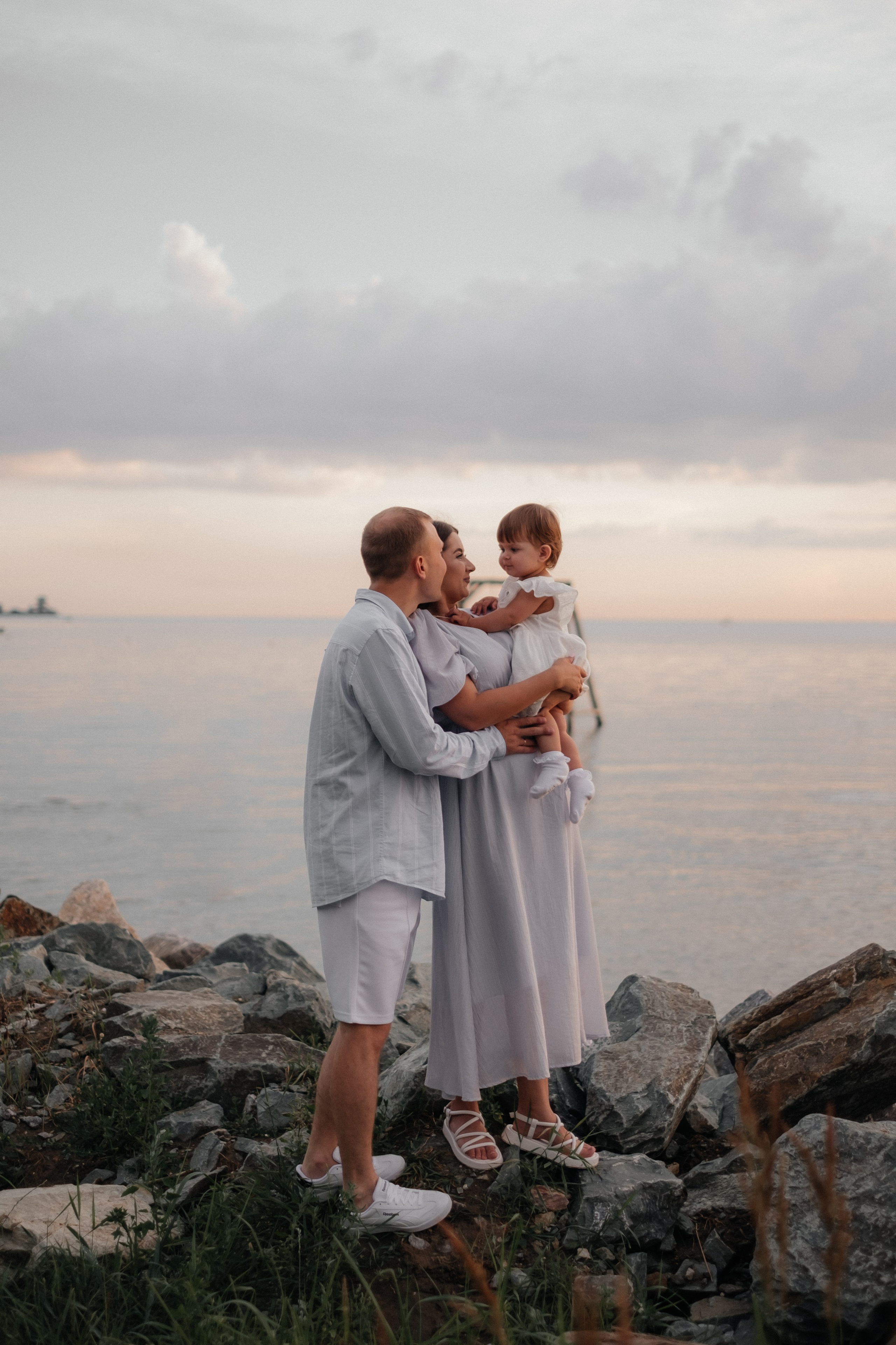 Алина, Ярослав и Тая на берегу. Фотограф в Новосибирске Диана Ильиных