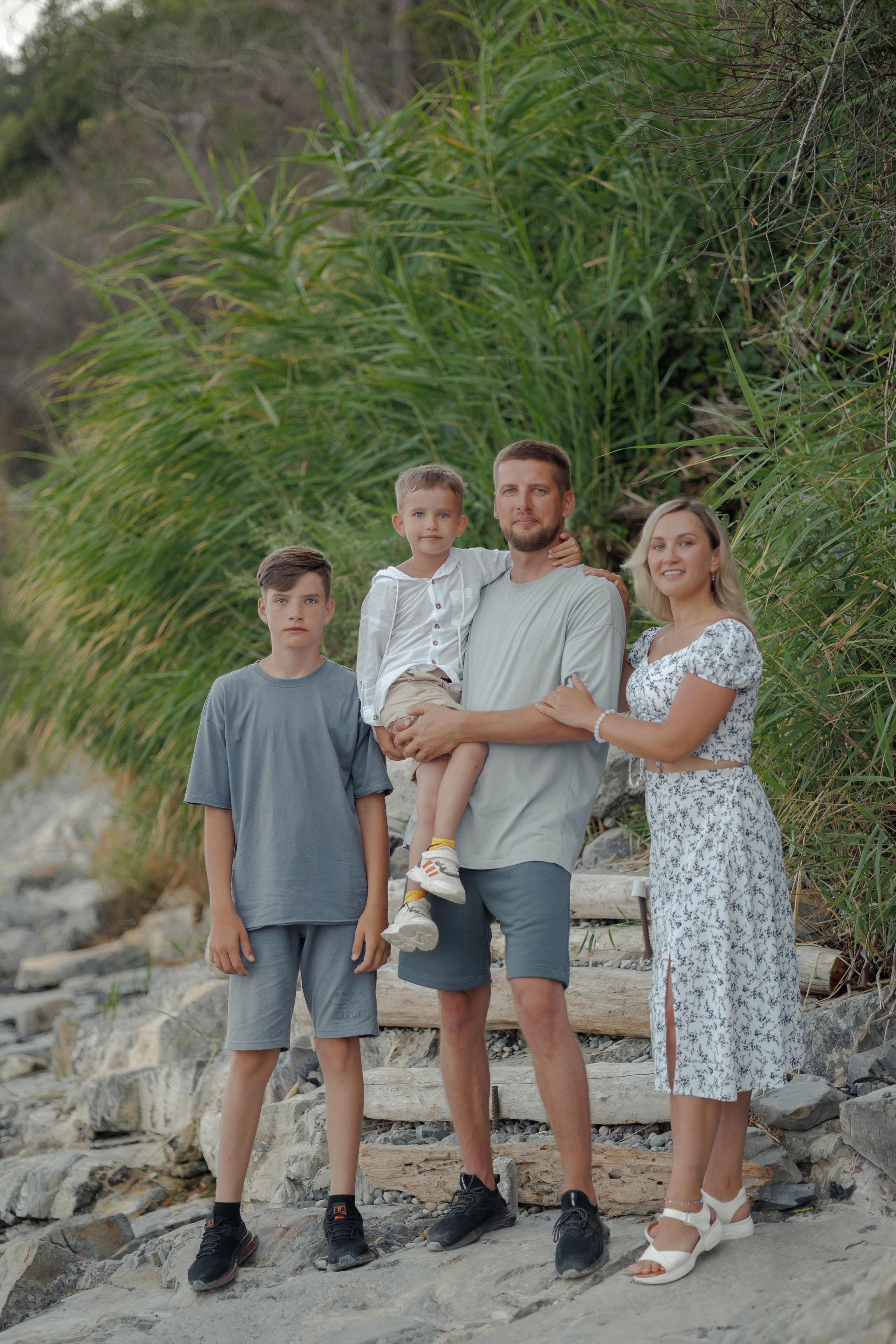 Семейная прогулка на берегу моря. Семейный и портретный фотограф в Геленджике Любовь Бодрова