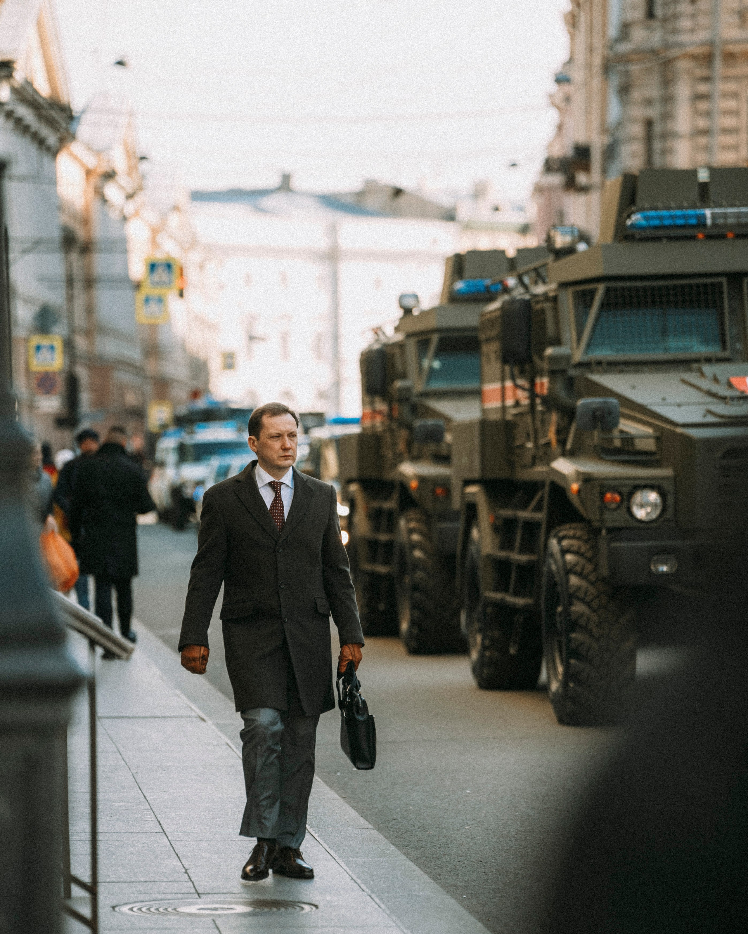 2025. Стрит-фотография, полная абсурда, идиотизма и красоты