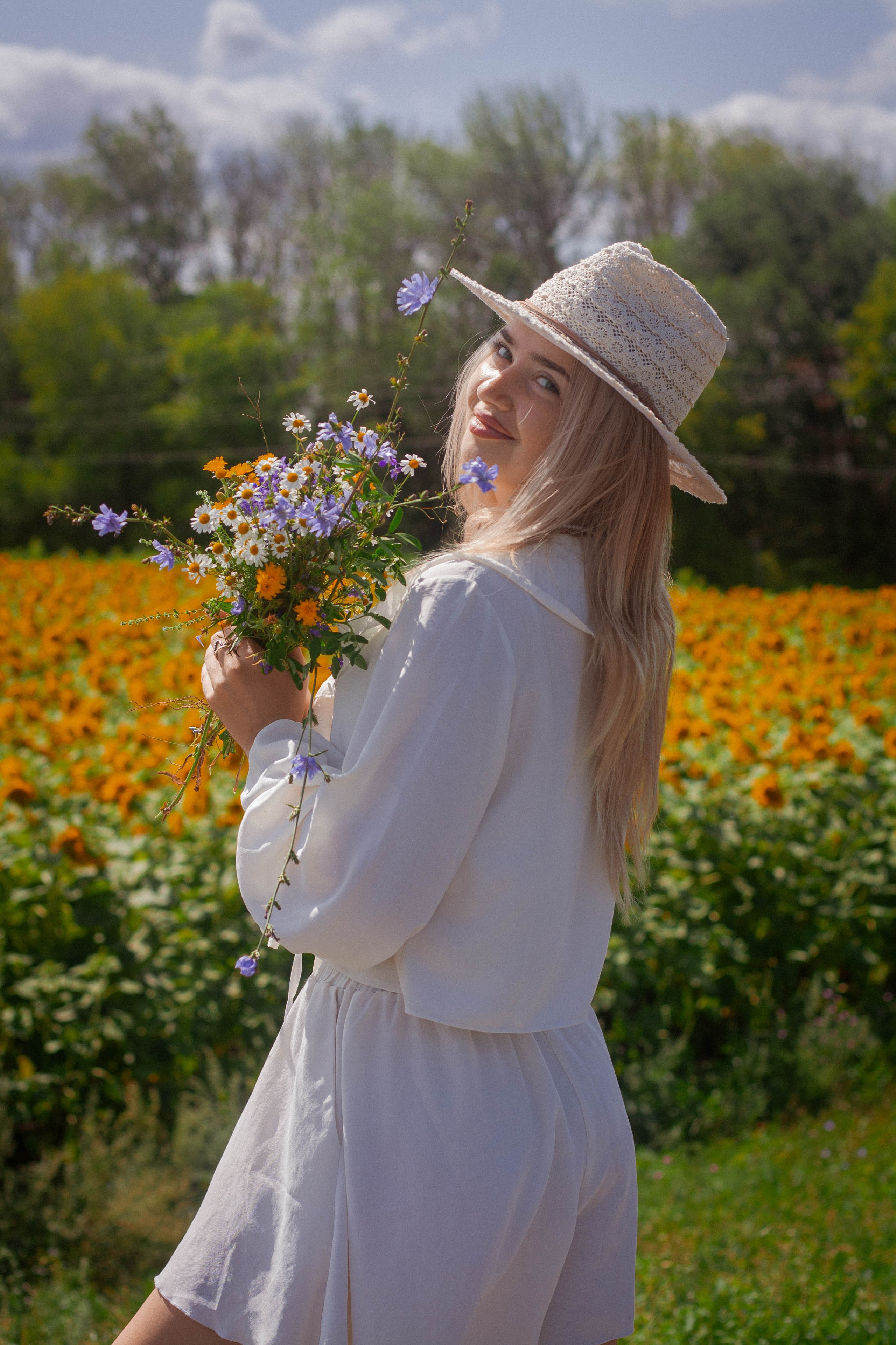 Настроение: уйти в поле с подсолнухами. Портретный фотограф в Саратове