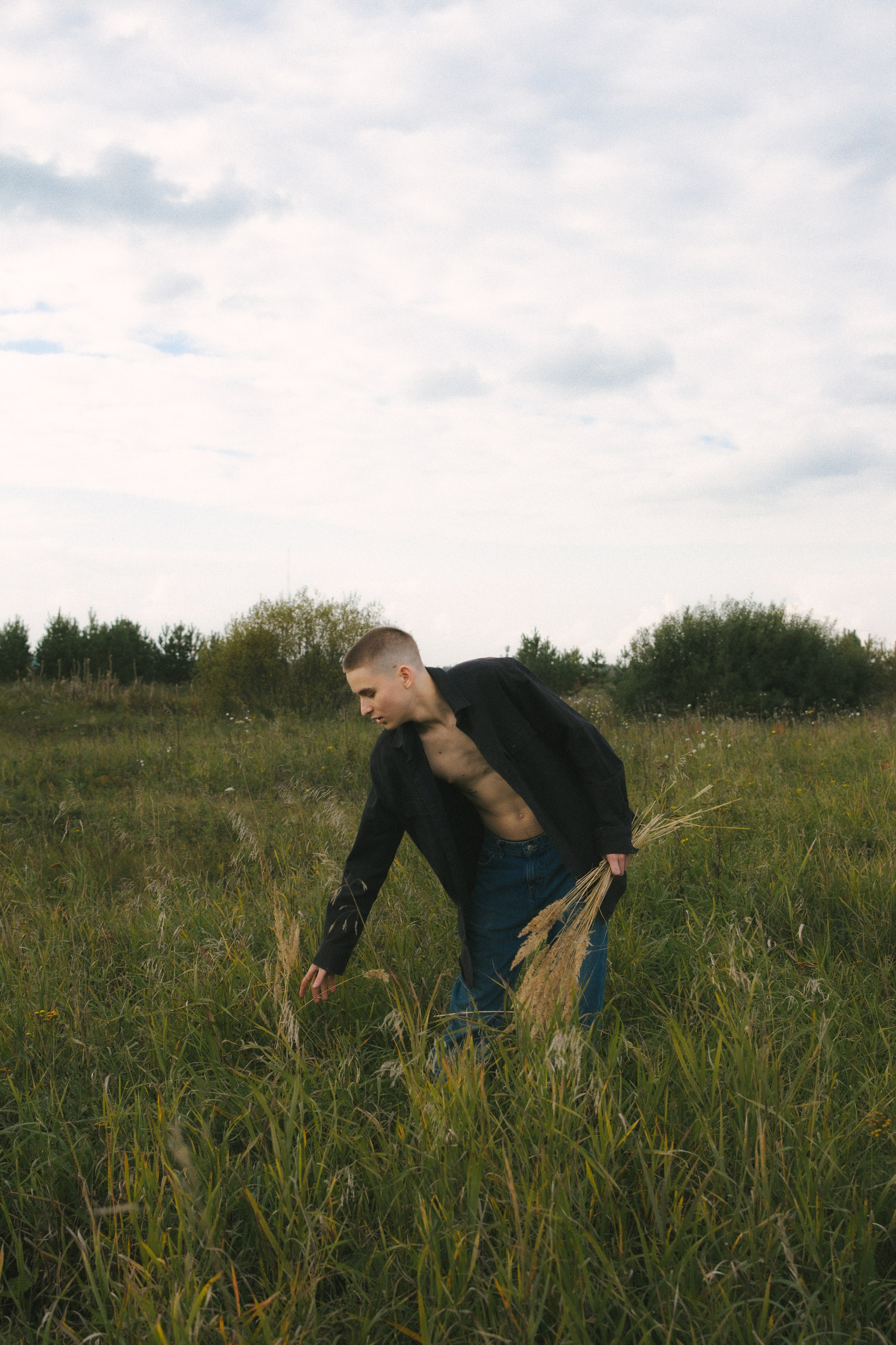 Никита в поле. Фотограф Настя Булочка Екатеринубрг