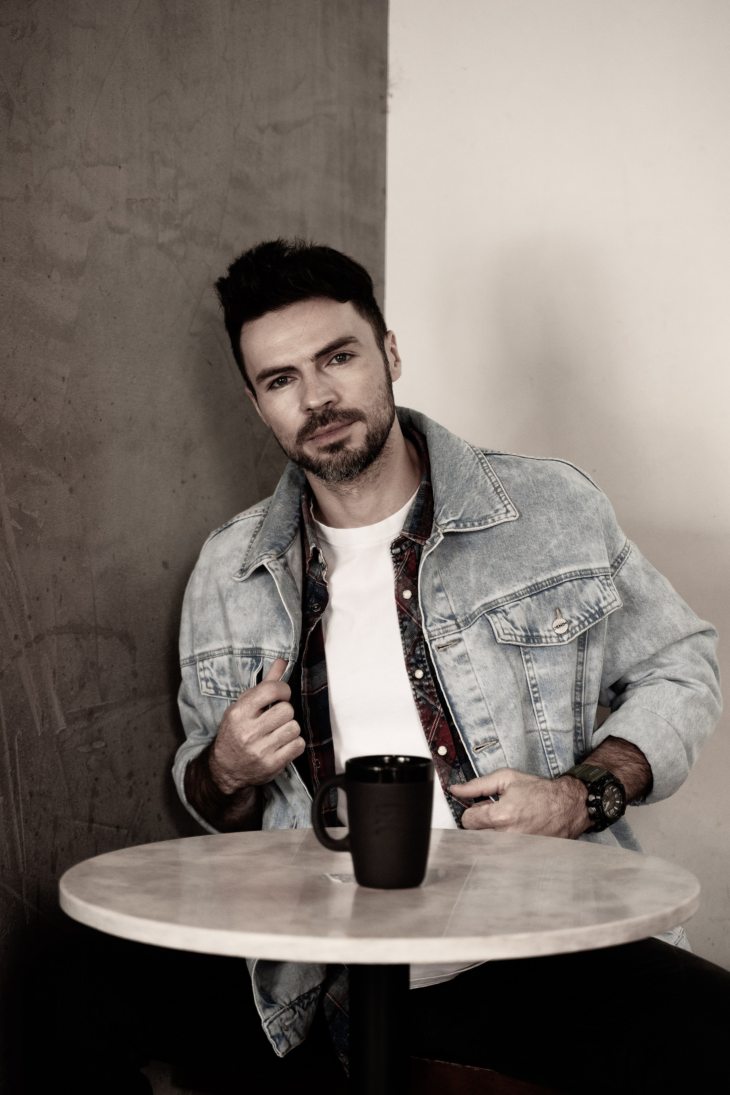 Красавчик в кафе. Главная