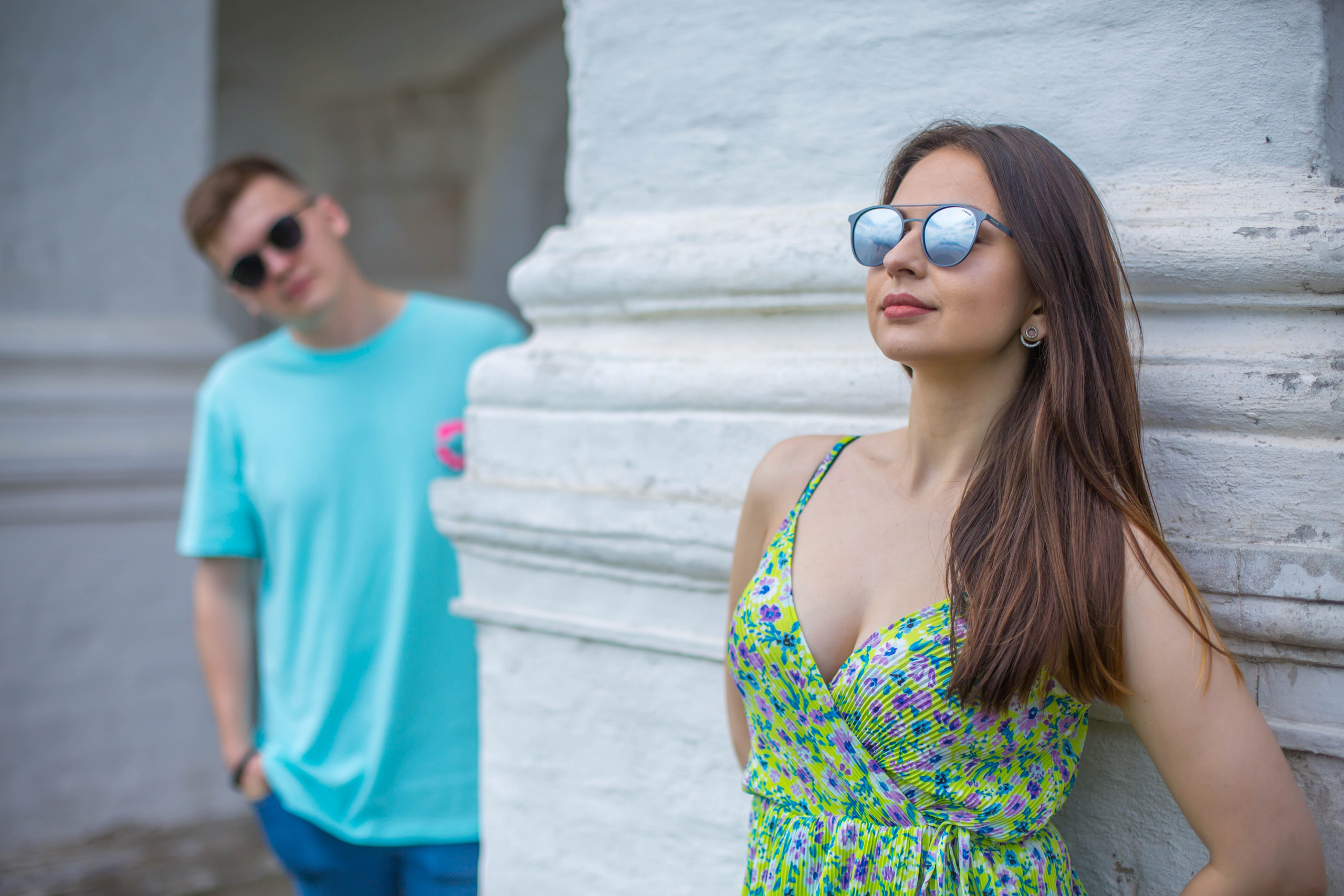 Красивые колонны для до свадебной фотосессии в парке Коломенское