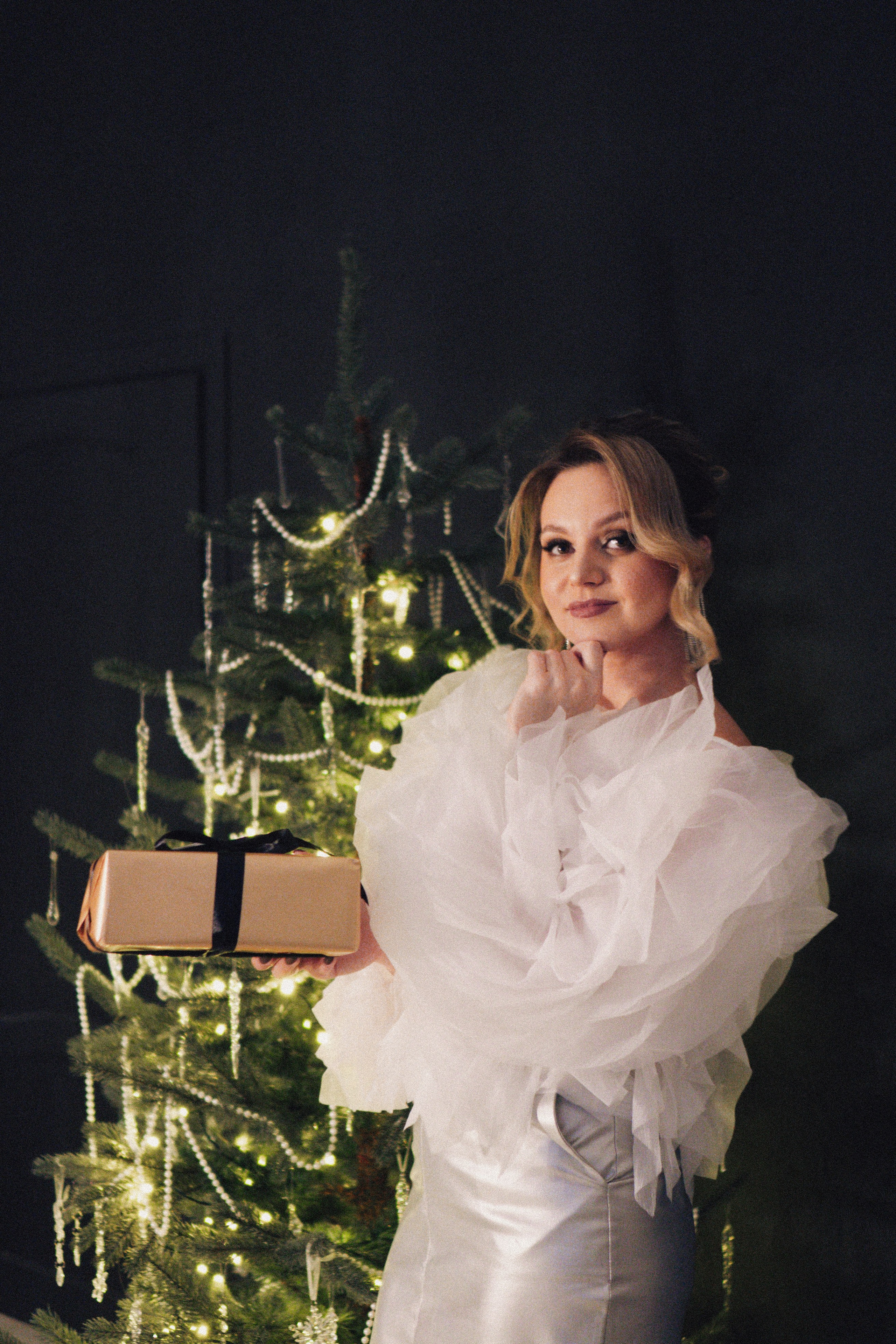 НОВОГОДНЯЯ ФОТОСЕСИИЯ В СТУДИИ ДЛЯ ДЕВУШКИ И ПРОГУЛКА ПО ЧЕРНЫШЕВСКОЙ. Профессиональный фотограф, Санкт-Петербург — Виктория Богомолова