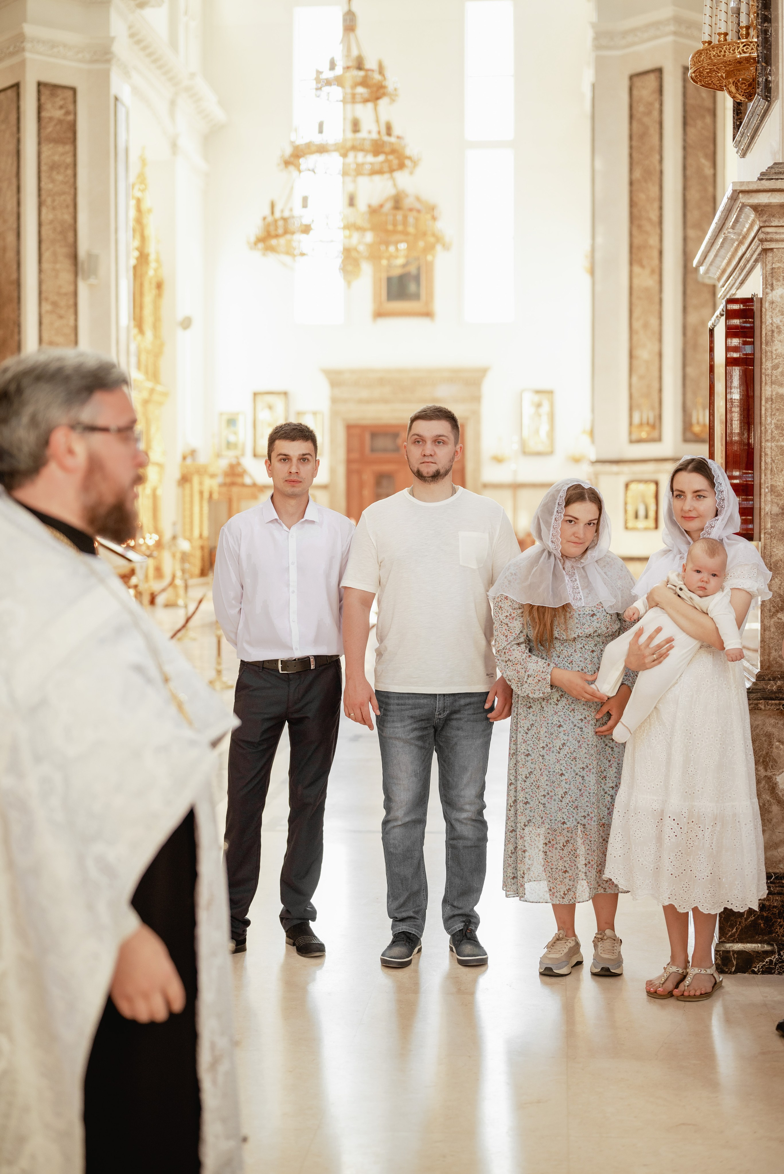 Крещение в светлом храме. Юлия Басня семейный и свадебный фотограф в Донецке