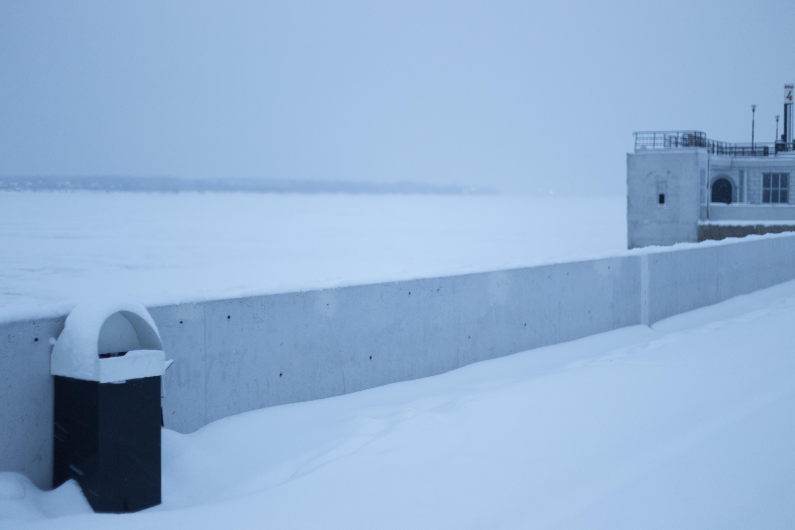 Фотосессия на набережной зимой. Фотограф Пермь. Фотосессия в фотостудии Перми и на свежем воздухе