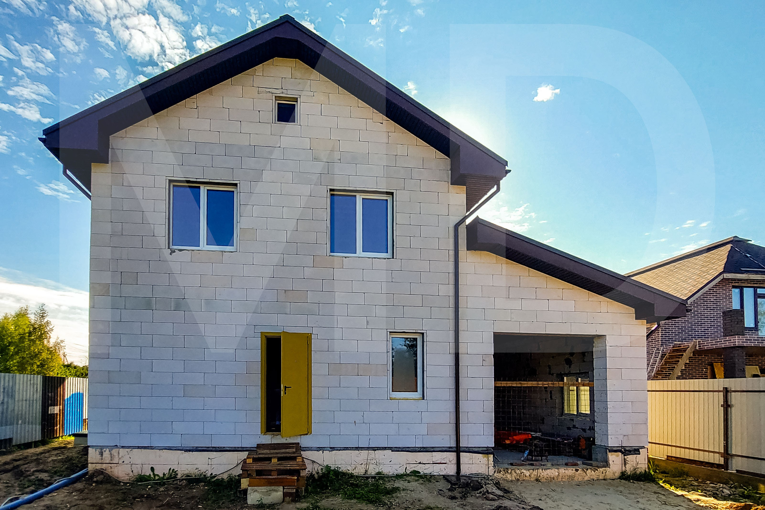 Готовый каркас дома с установленной кровлей и окнами.Чепелево