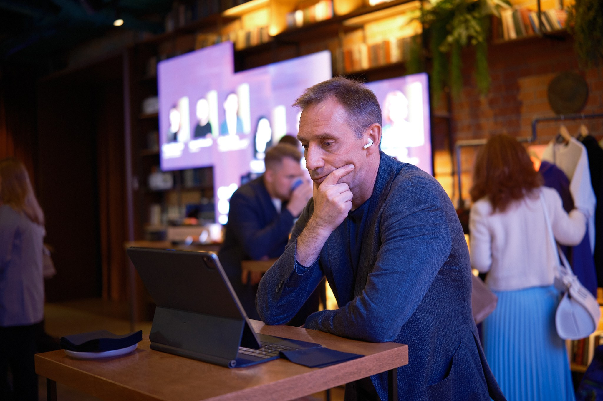 ЧТИВО х Точка Банк «ЭКОНОМИКА ВРЕМЕНИ» (©ЧТИВО). Профессиональный фотограф в Москве Павел Жданов