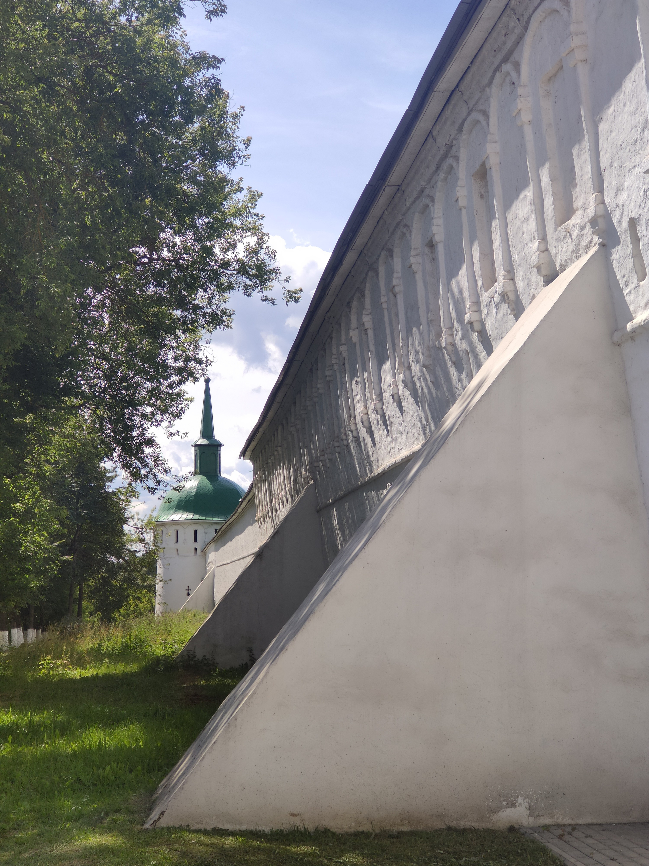 Стены Александровского Кремля