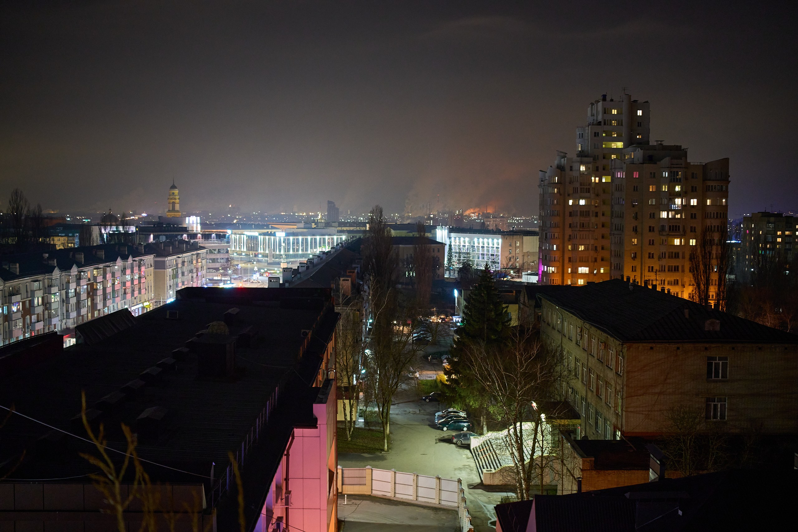 Чтобы получить такой вид на ночной город дома, придётся снести пару зданий.