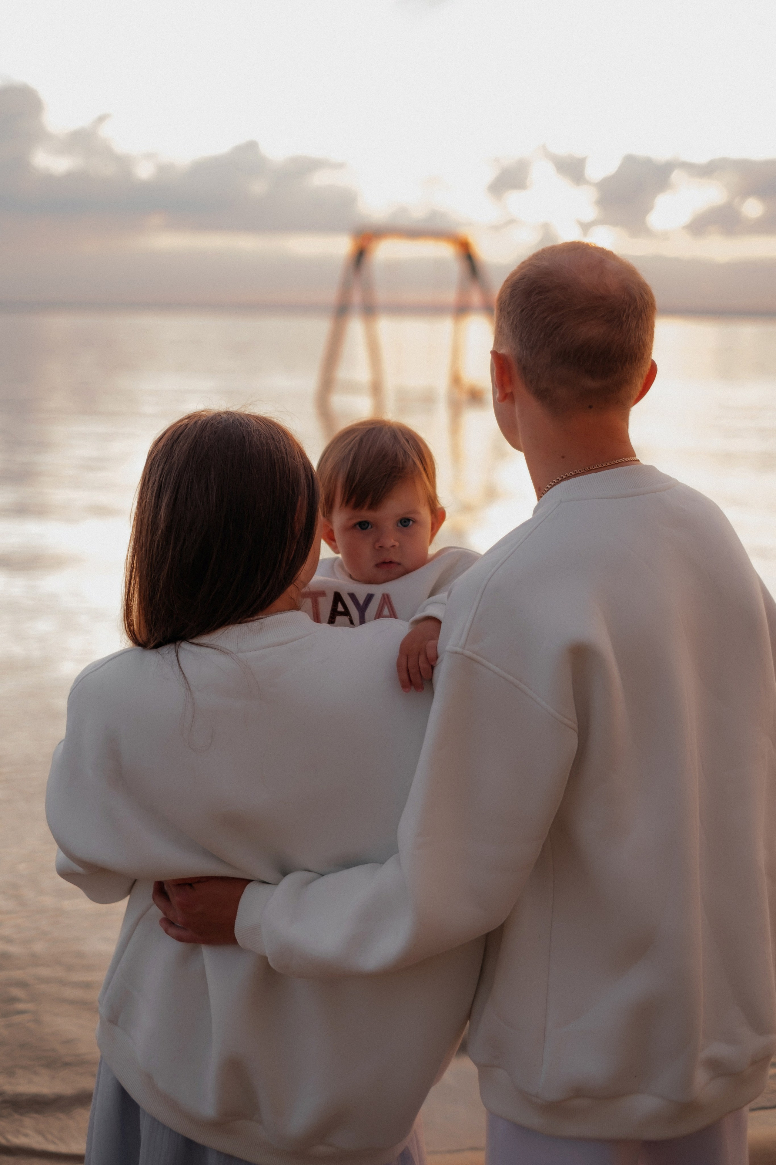 Алина, Ярослав и Тая на берегу. Фотограф в Новосибирске Диана Ильиных
