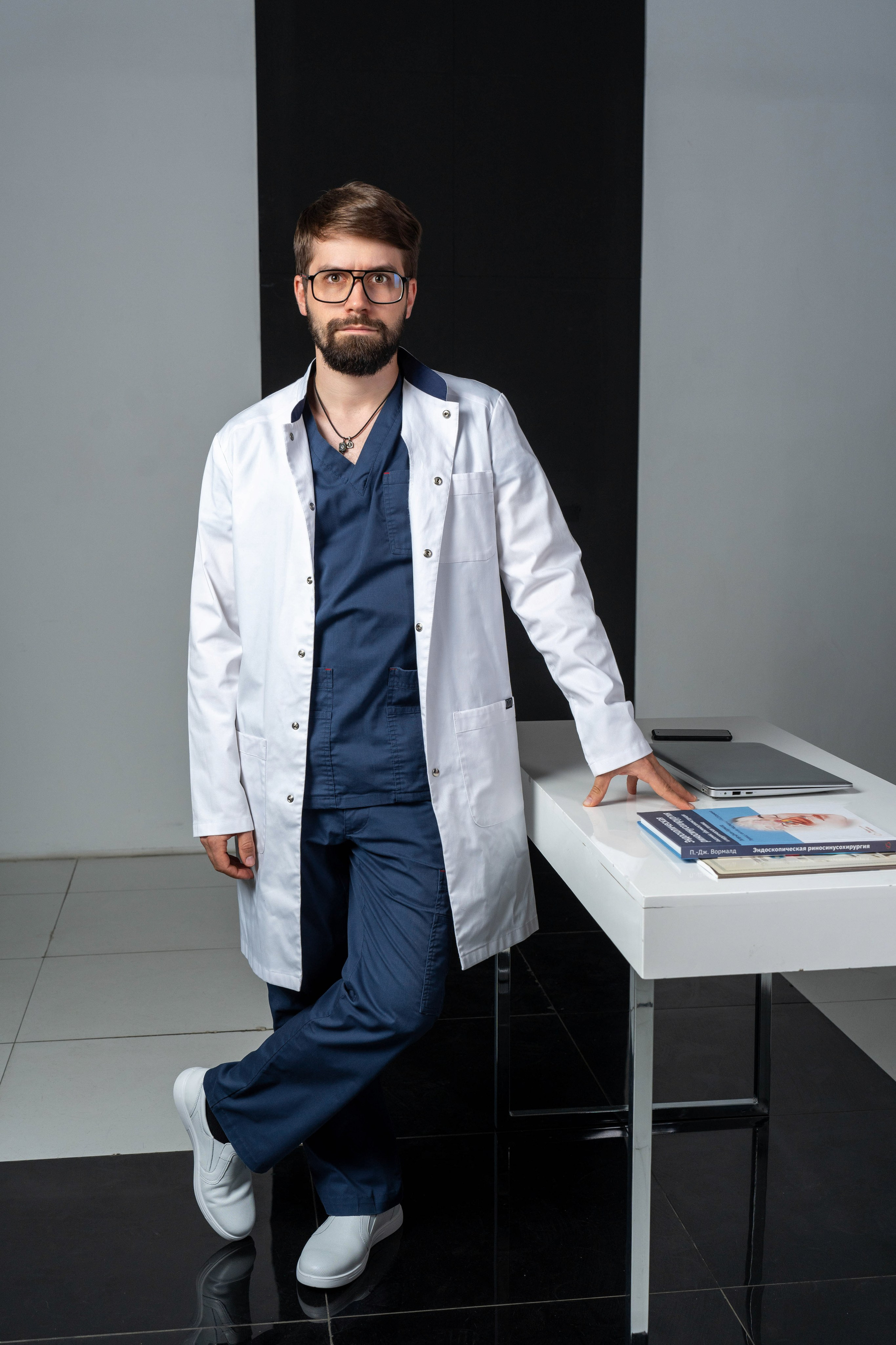 Фотосессия для лор врача в фотостудии в Москве