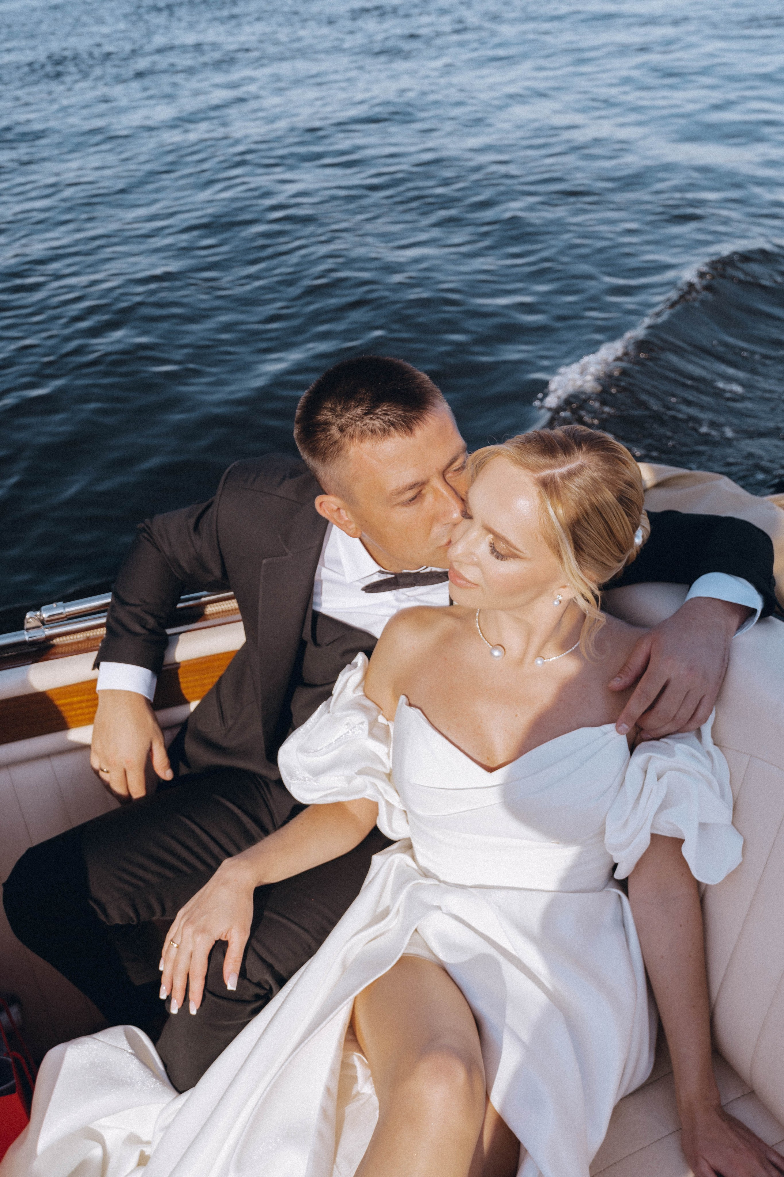 СВАДЕНБНАЯ СЬЕМКА НА КАТЕРЕ ПО КАНАЛАМ САНКТ-ПЕТЕРБУРГА И В АКВАТОРИИ НЕВЫ. Профессиональный фотограф, Санкт-Петербург — Виктория Богомолова