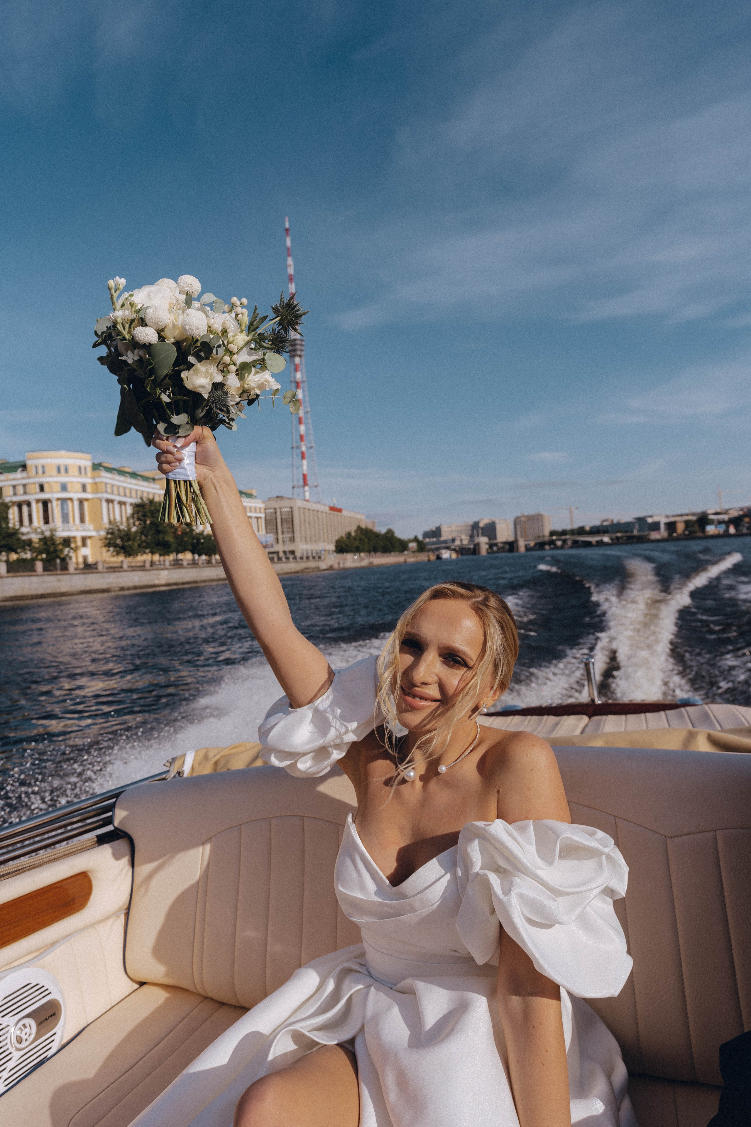 СВАДЕНБНАЯ СЬЕМКА НА КАТЕРЕ ПО КАНАЛАМ САНКТ-ПЕТЕРБУРГА И В АКВАТОРИИ НЕВЫ. Профессиональный фотограф, Санкт-Петербург — Виктория Богомолова