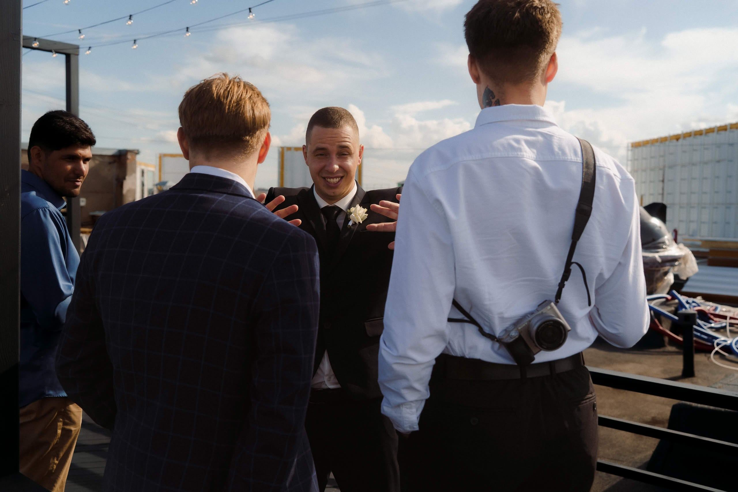 Мужская компания гостей на руфтопе Event Rest во время свадьбы