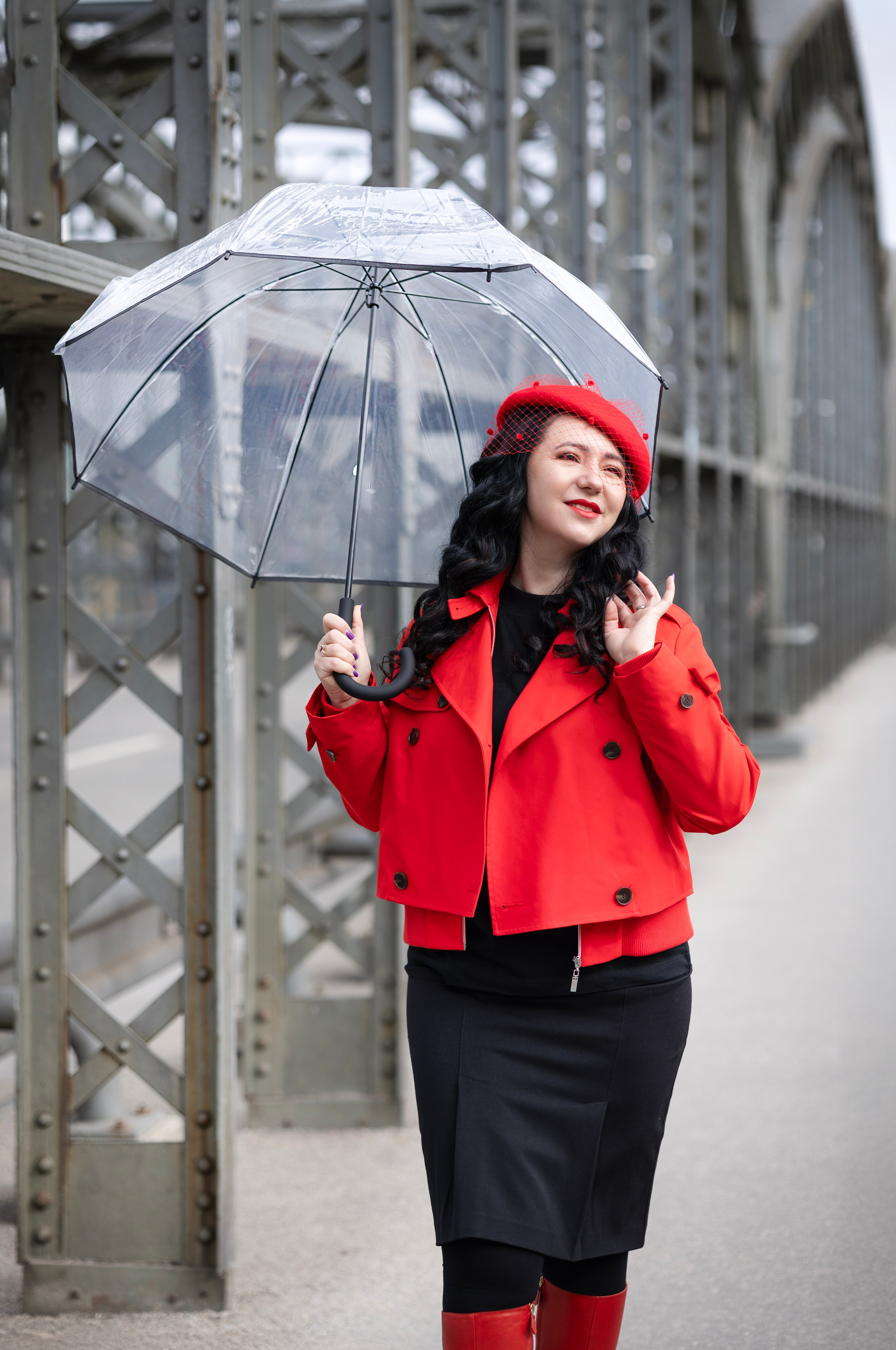 Balloons and red skirt. Photographer in Munich
