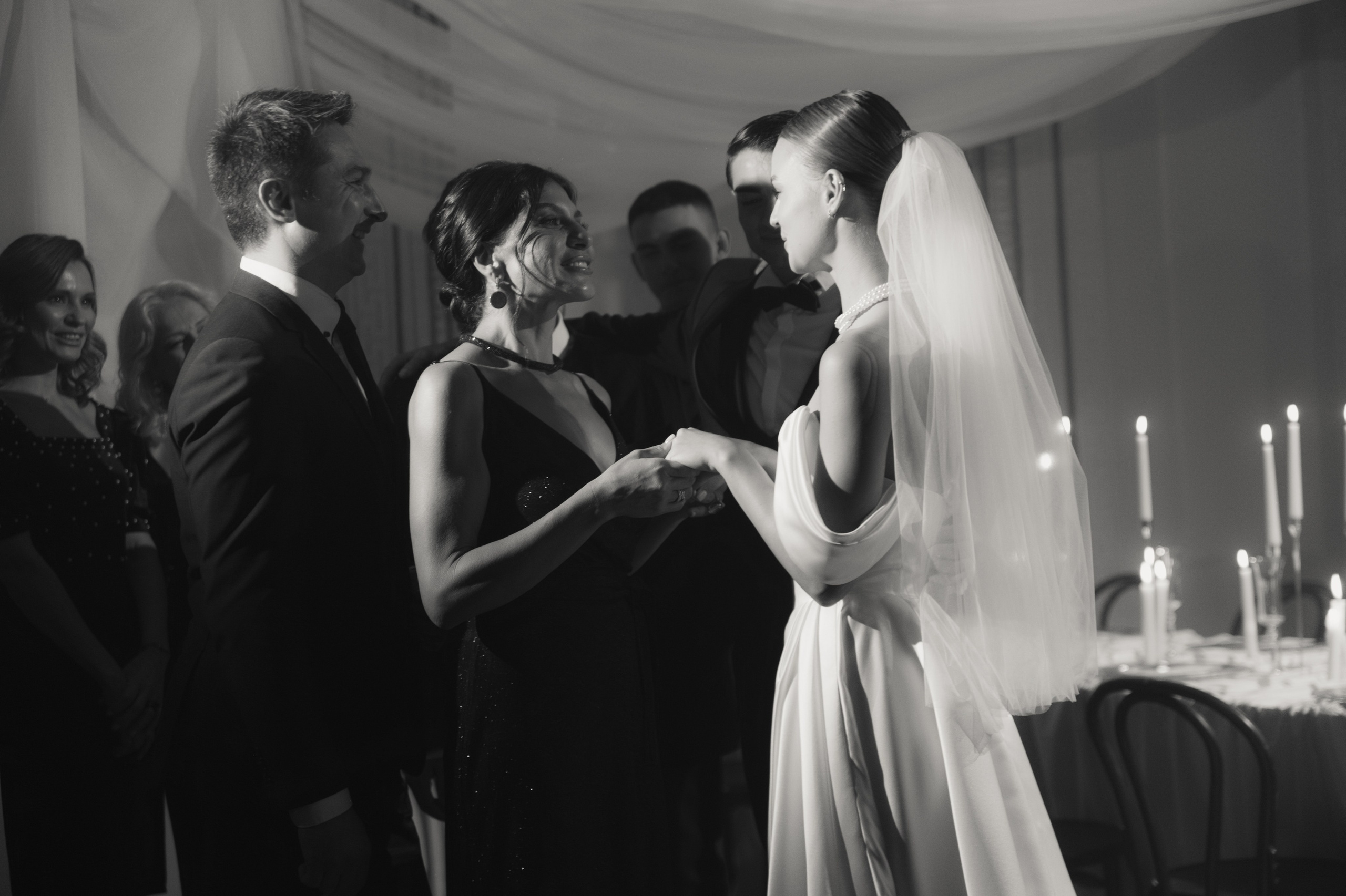 Камерный свадебный ужин при свечах в старинном особняке в фотостудии 21. Kult. Ярослава Ерина — свадебный фотограф в Москве