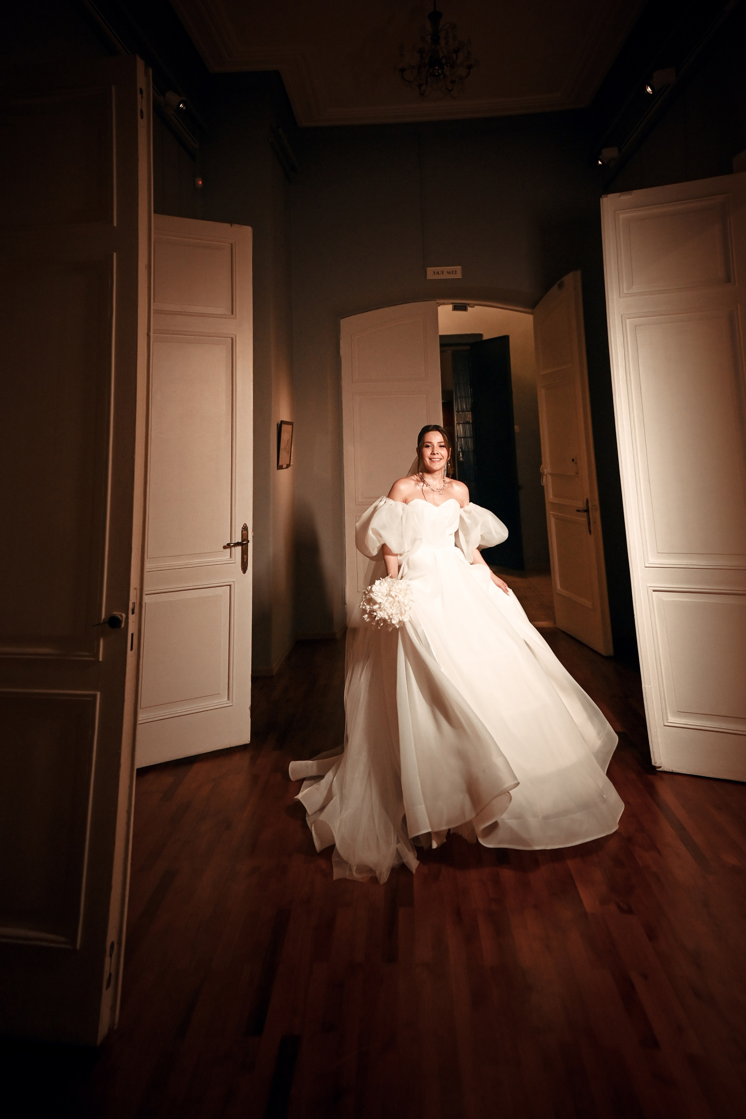 Небольшая свадебная серия в музее и прогулкой под дождем Эльмиры и Ризата. Свадебный, семейный, детский, контент фотограф в Омске Максим Ильин