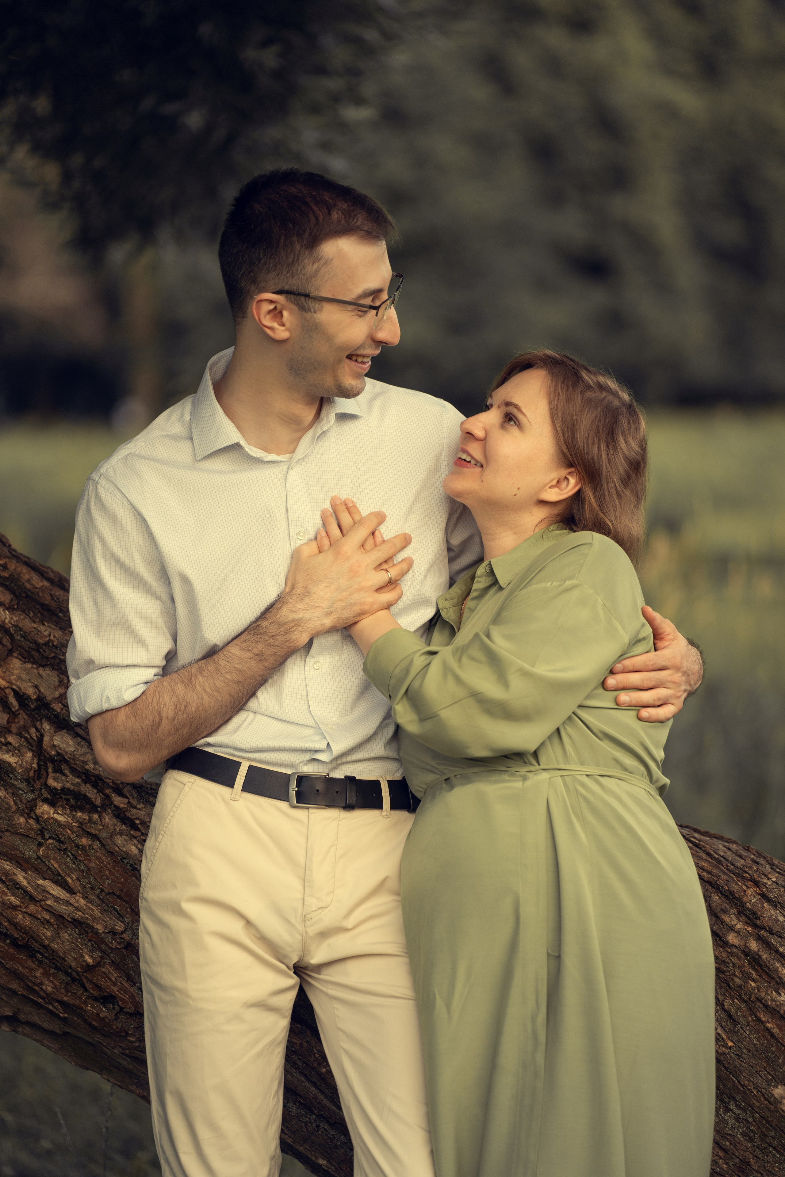 Беременная девушка с мужем в парке