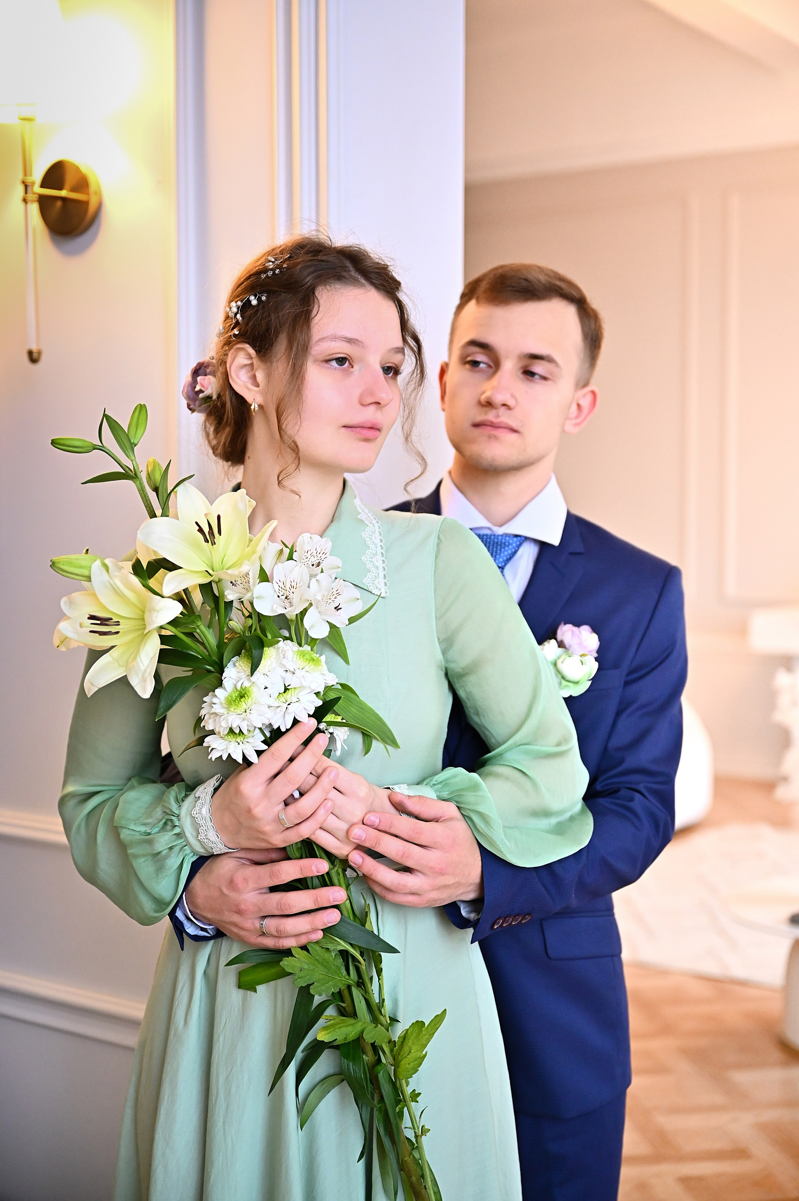 Жених обнимает невесту в дверном проеме фото в Краснодаре