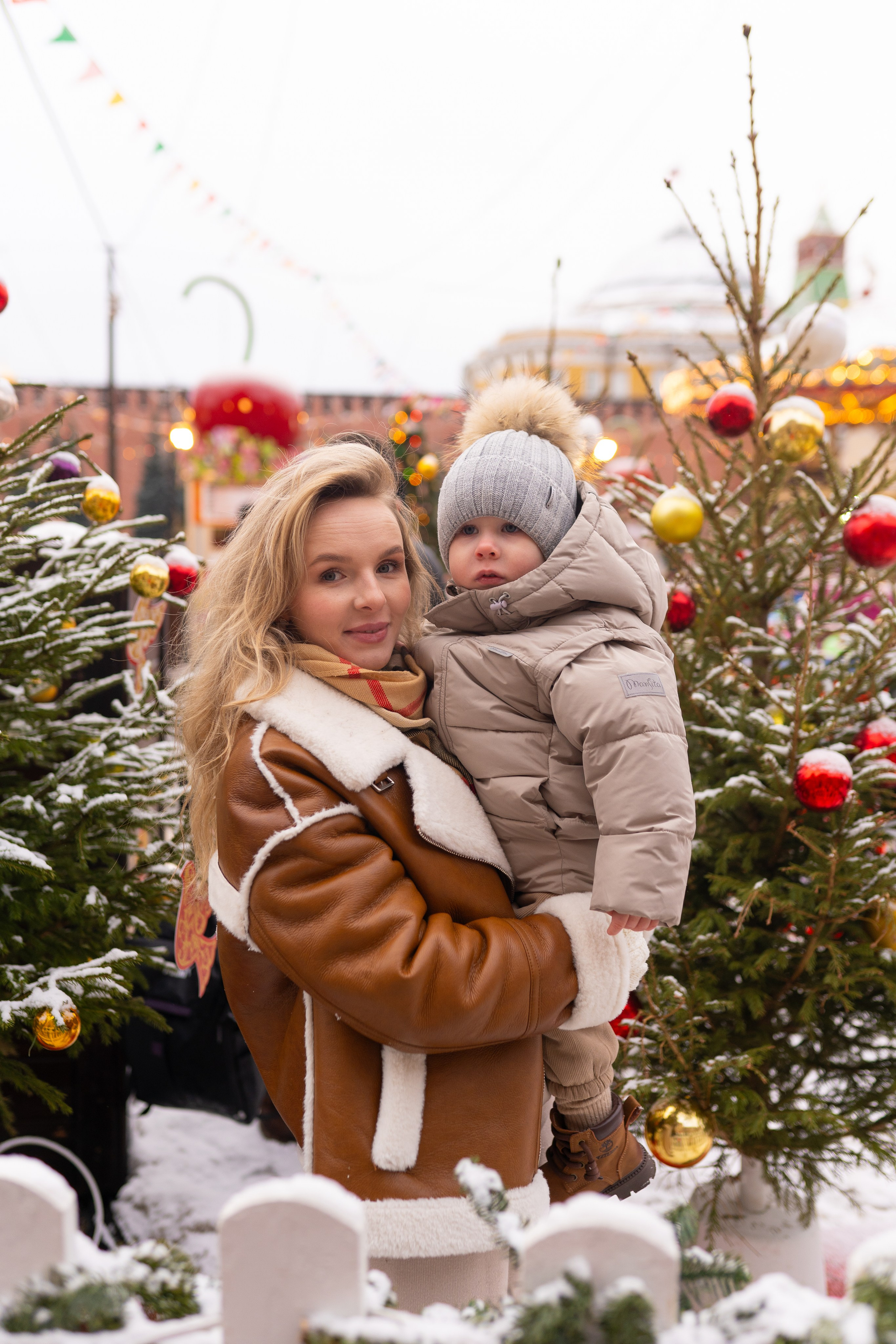 Павел, Егор и Наталия на ГУМ Ярмарке. Свадебный фотограф в Москве Анна Полушина