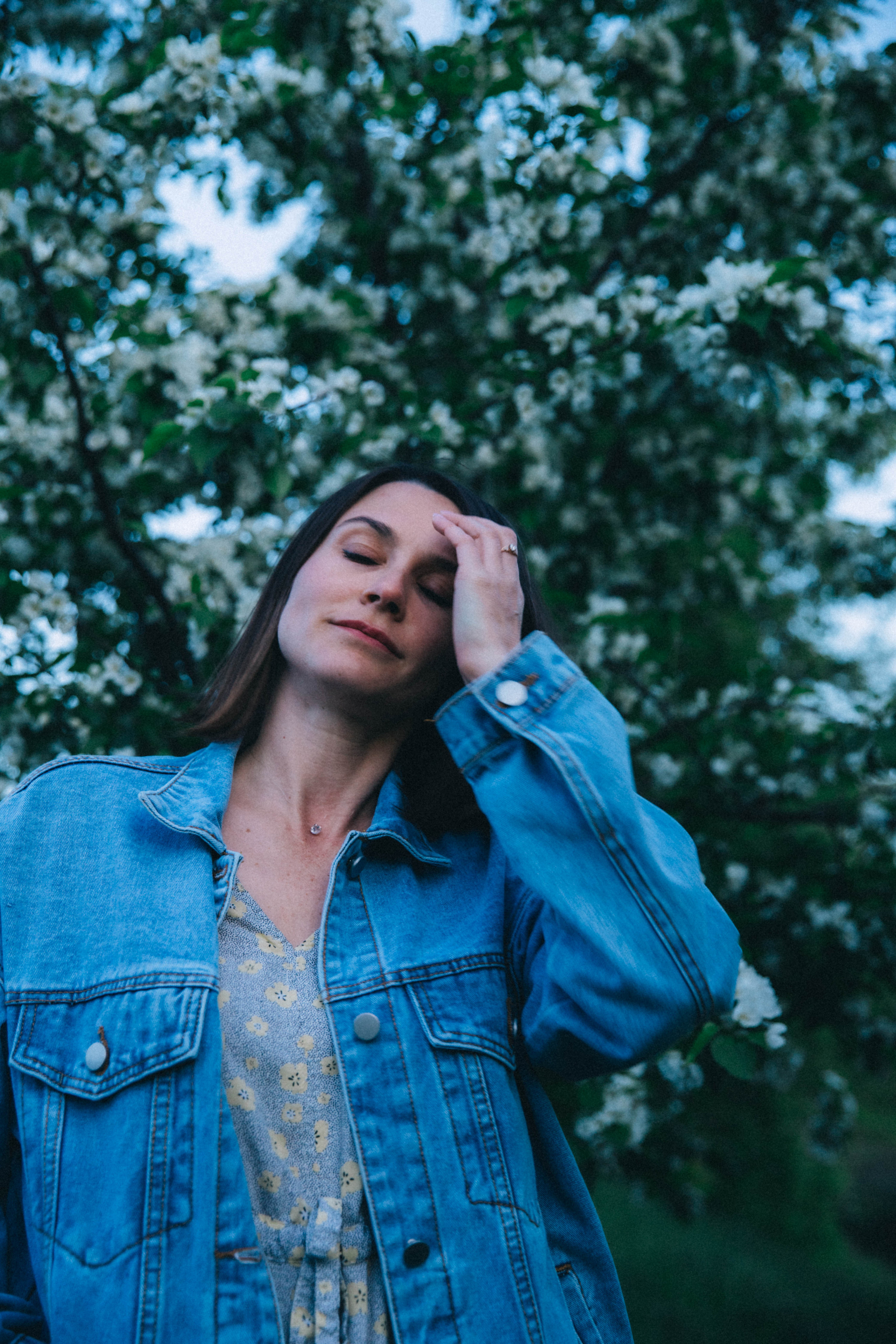 Фотосесия в цветущей яблоне. Свадебный и семейный фотограф в Санкт-Петербурге Лолита Евстифеева