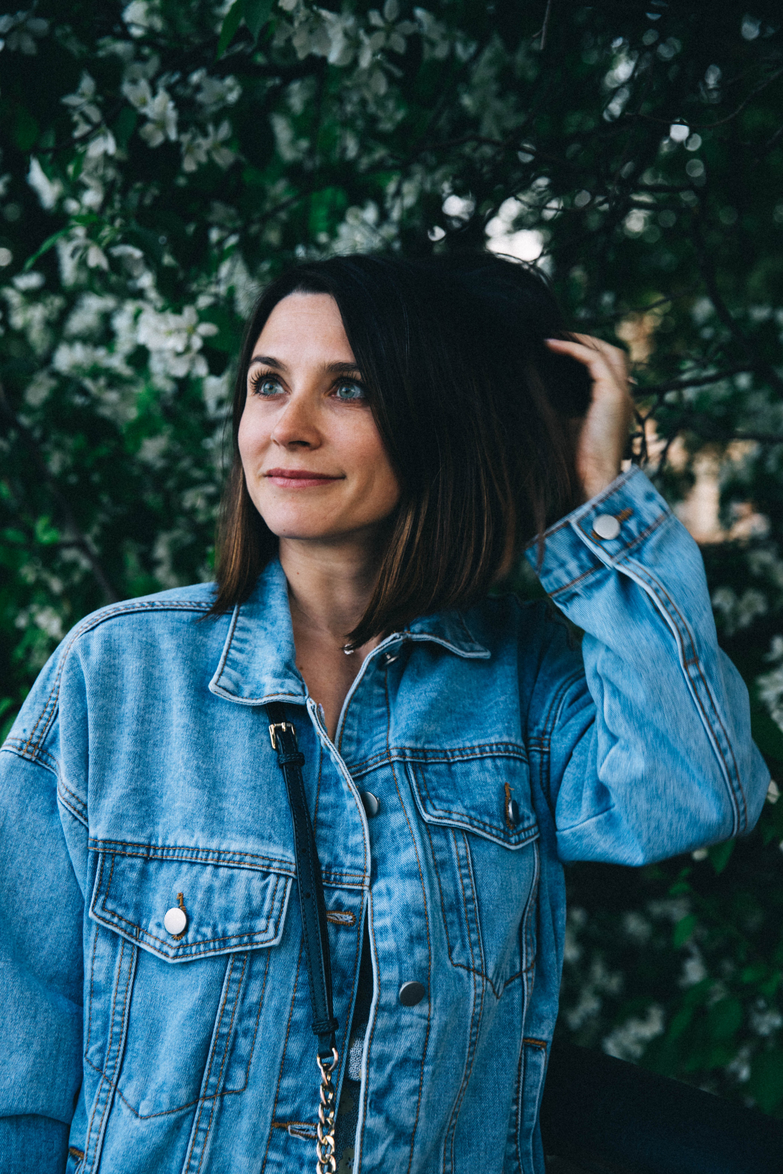 Фотосесия в цветущей яблоне. Свадебный и семейный фотограф в Санкт-Петербурге Лолита Евстифеева