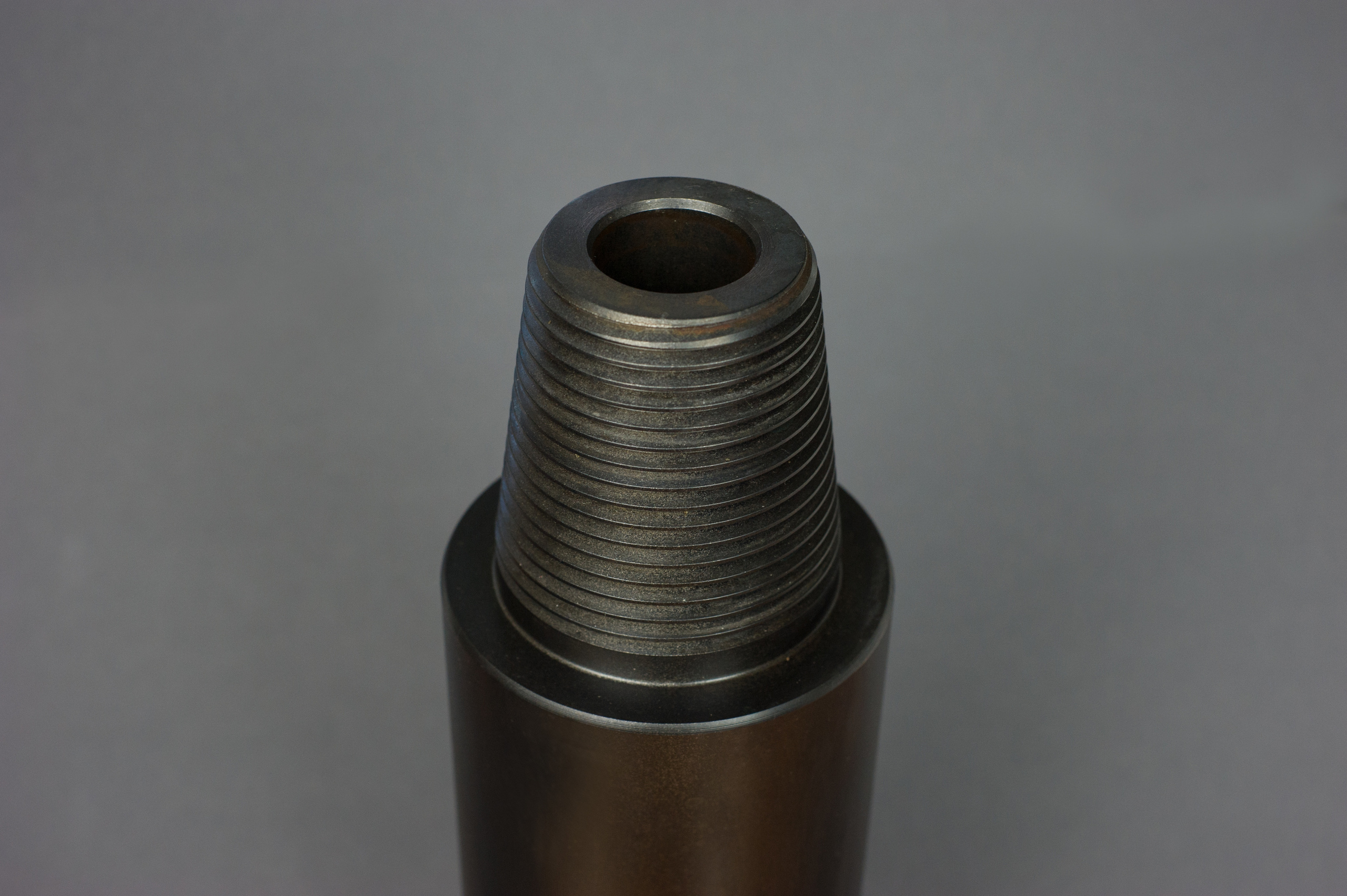 Буровое оборудованеие коронки и переходники, фон от серого до прозрачного. Фото и жизнь