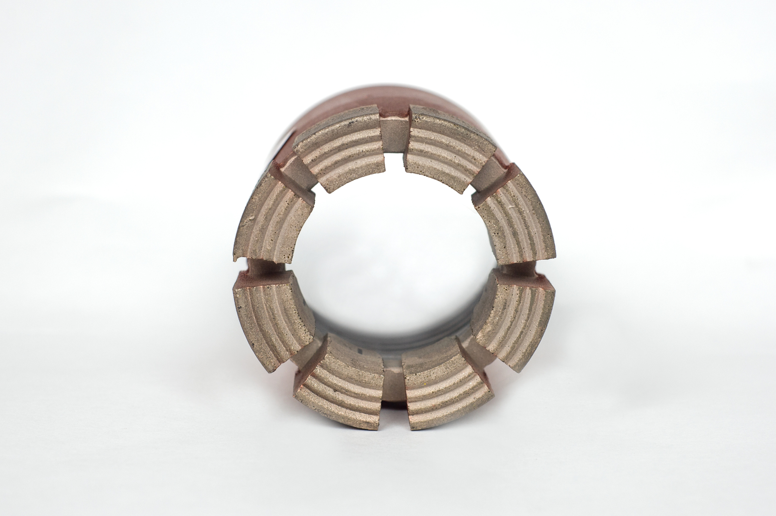 Буровое оборудованеие коронки и переходники, фон от серого до прозрачного. Фото и жизнь