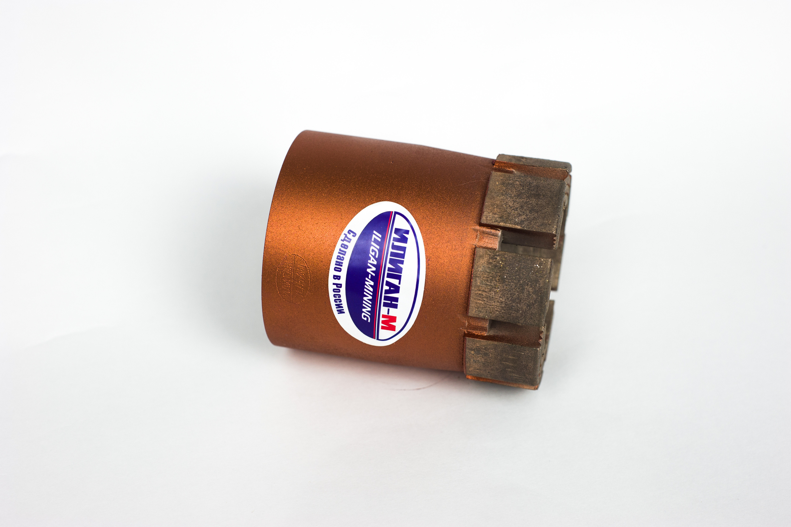 Буровое оборудованеие коронки и переходники, фон от серого до прозрачного. Фото и жизнь