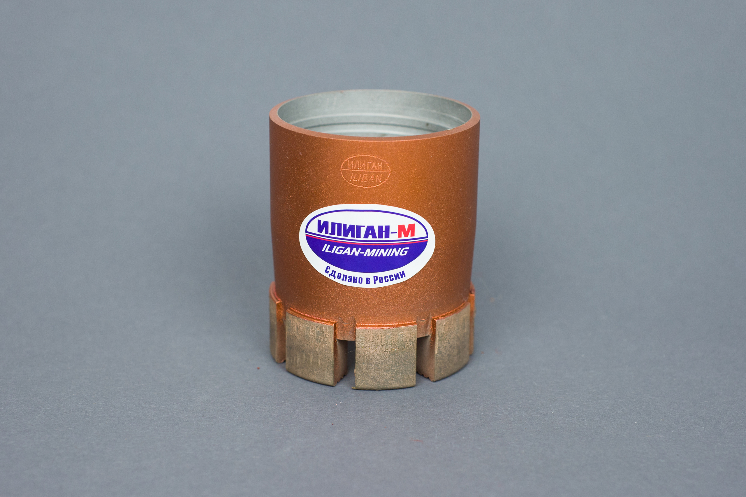 Буровое оборудованеие коронки и переходники, фон от серого до прозрачного. Фото и жизнь