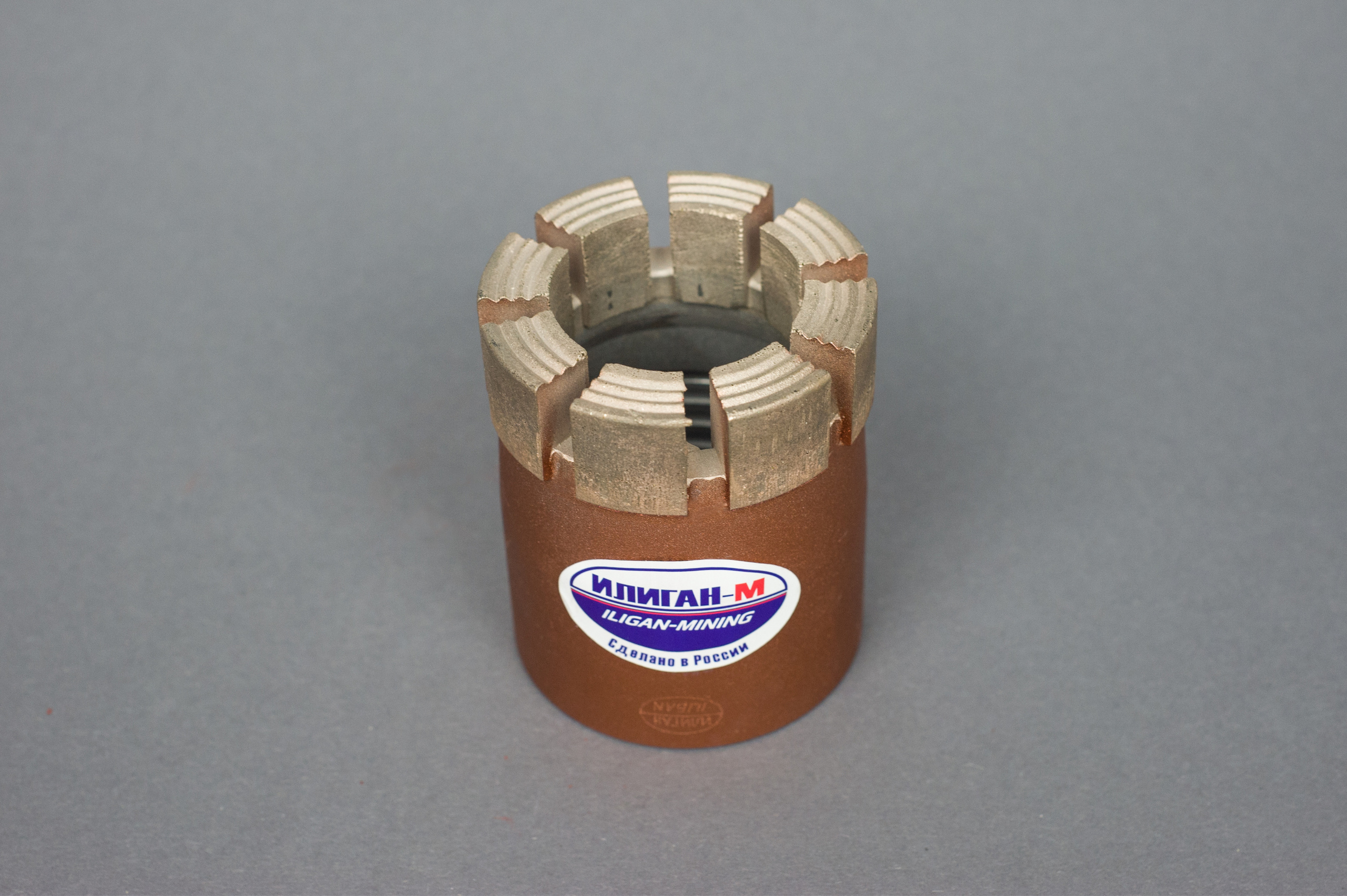 Буровое оборудованеие коронки и переходники, фон от серого до прозрачного. Фото и жизнь