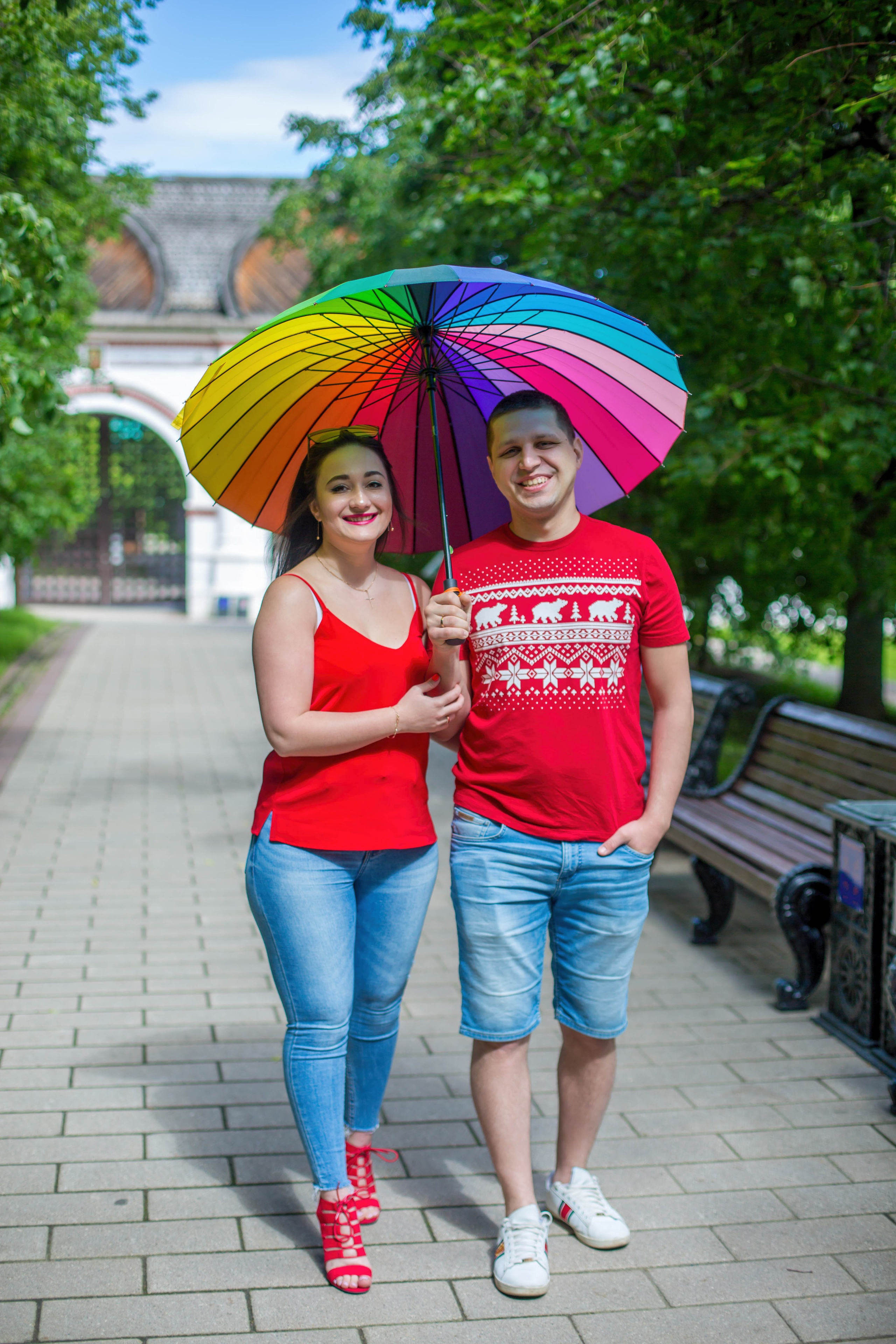 Фотосессия с цветным зонтиком в парке усадьбе Коломенское