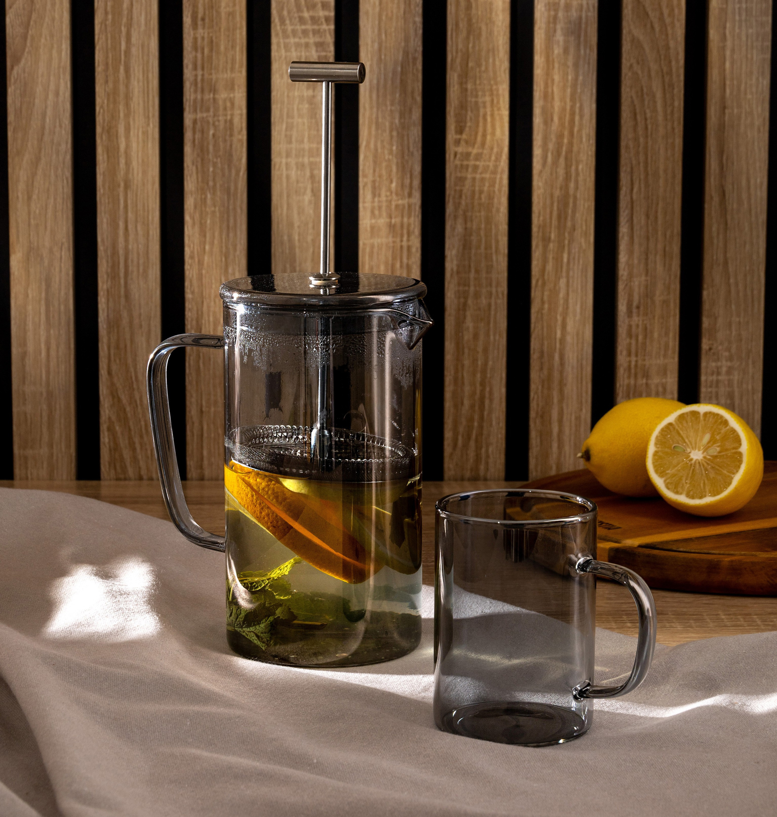 Чайник френч-пресс на деревянном столе | Съемка для рекламного баннера