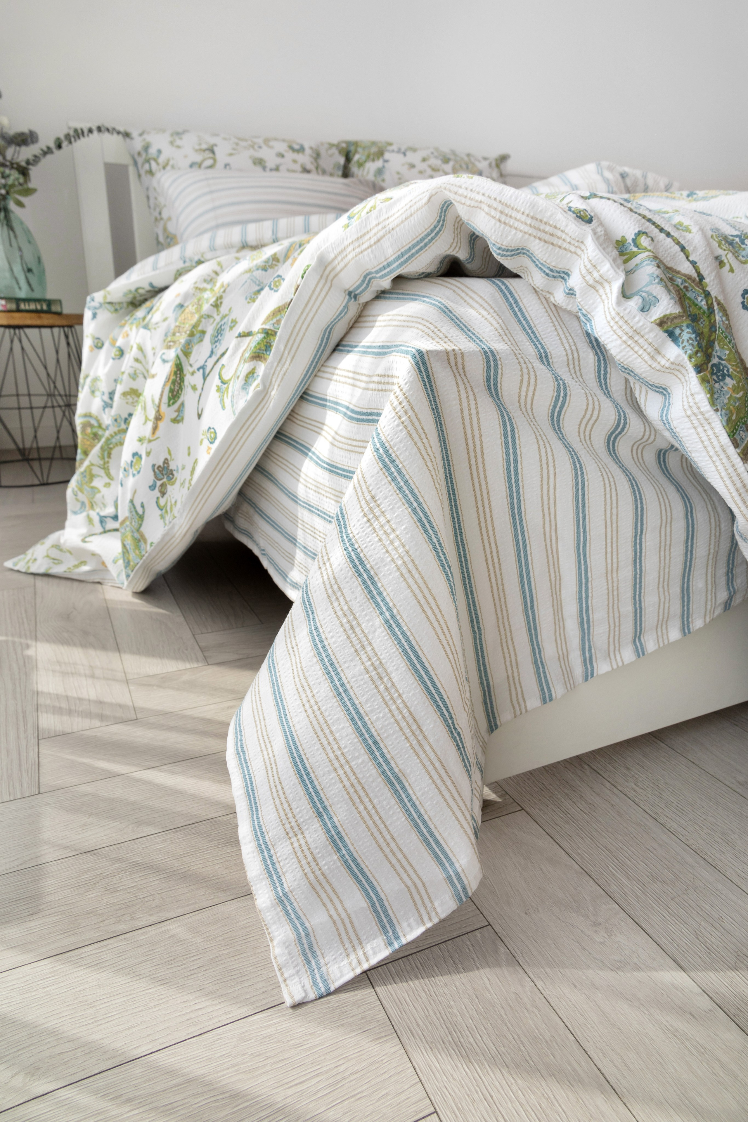 Постельное белье с зелеными цветами в интерьере | Фото для журнала о дизайне