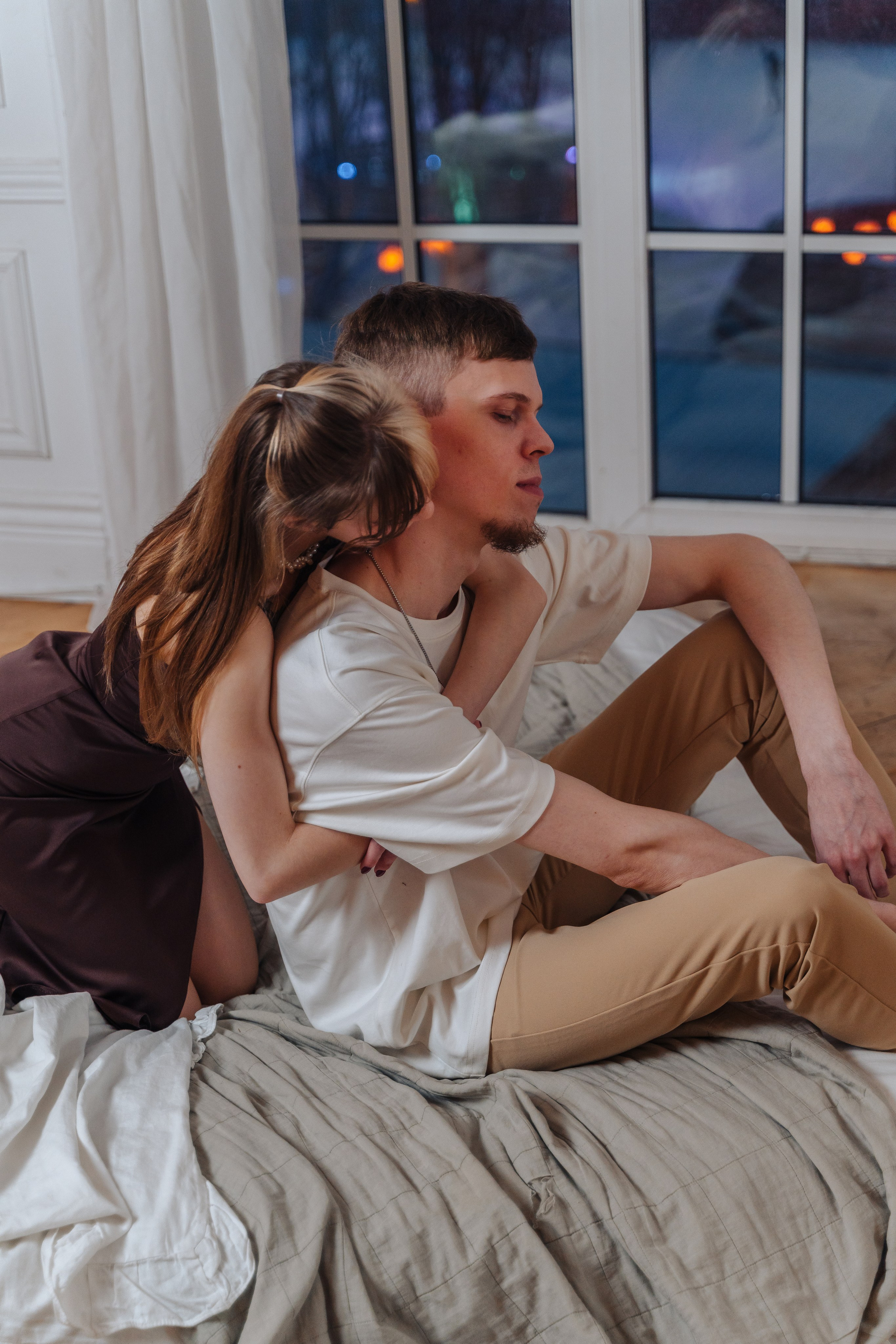 Зимняя фотосессия лавстори с предложением руки и сердца в фотостудии