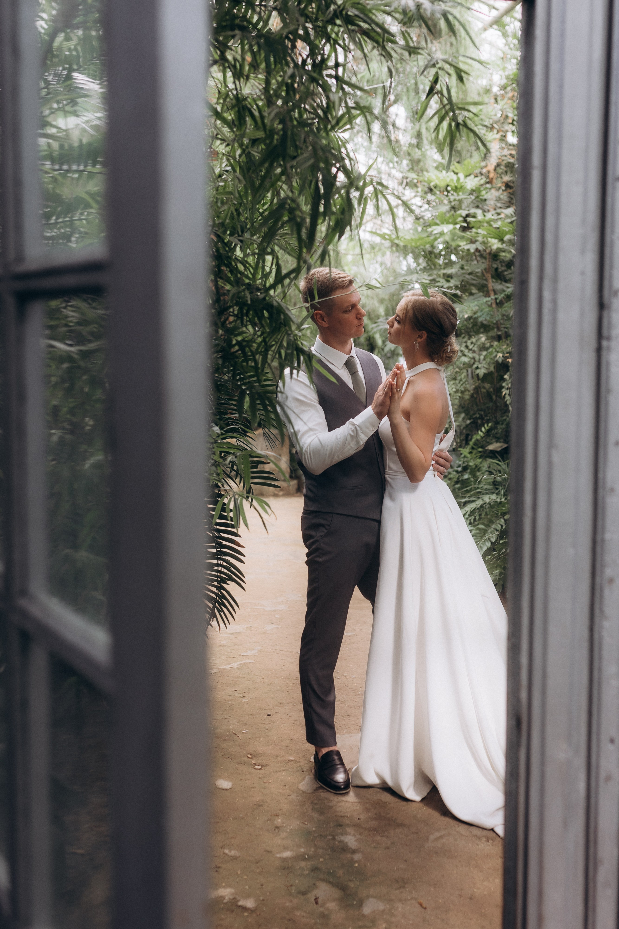 Свадебная фотосессия в Главном Ботаническом саду и в оранжерее. Свадебный фотограф в Москве Мария Крош