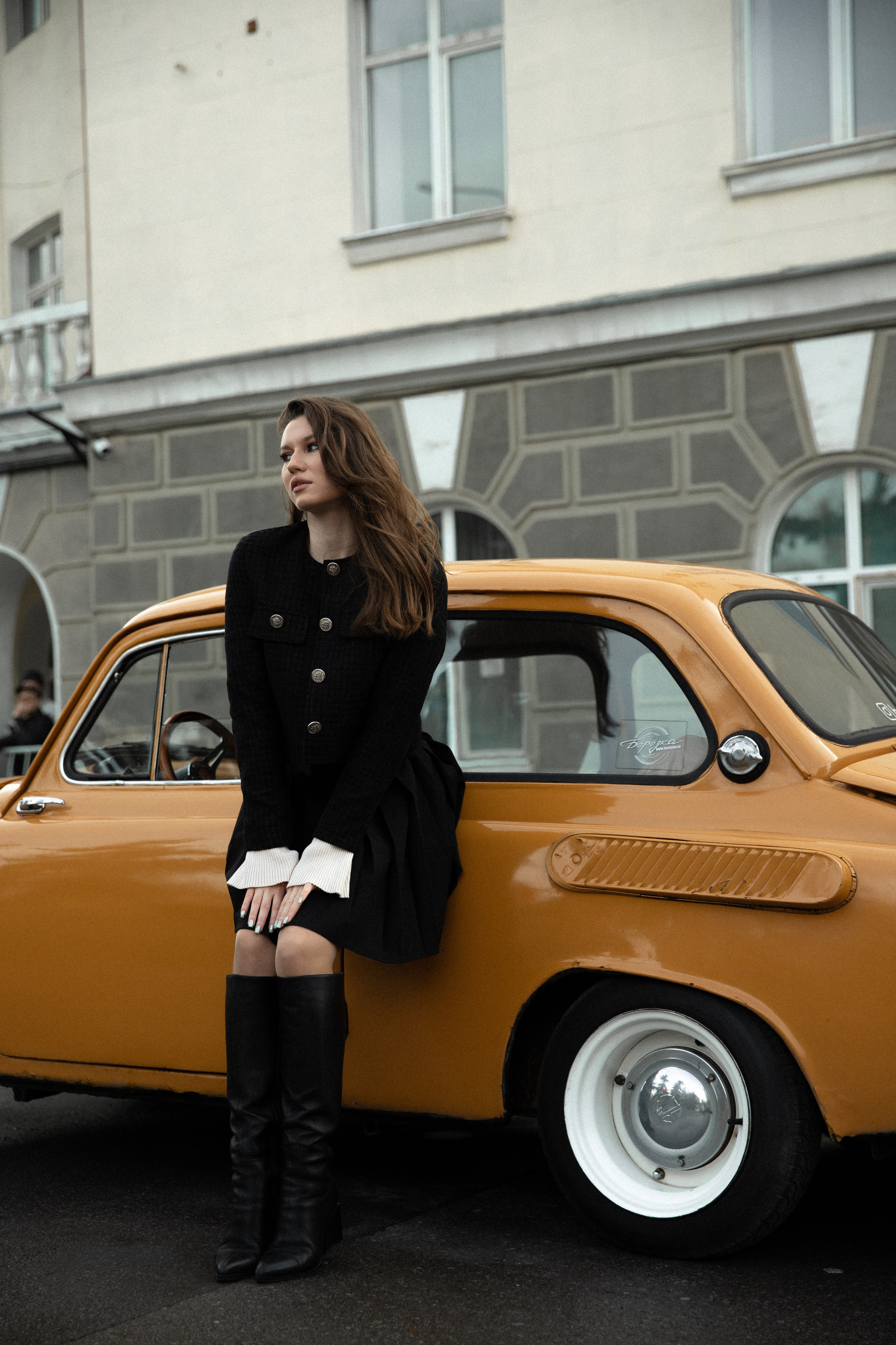 Женская фотосессия с ретро авто. Свадебный фотограф Бакрымова Валентина